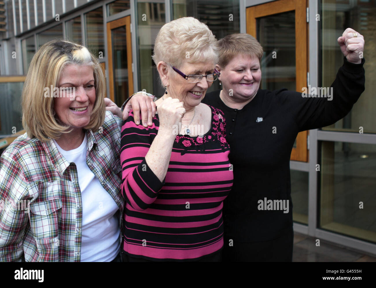 (De gauche à droite) Catherine Robertson, Helen Monaghan et Margaret Wallace, trois des femmes qui ont dirigé une manifestation de sept mois à l'usine Lee Jeans de Greenock il y a 30 ans, sont réunies à Holyrood. Banque D'Images