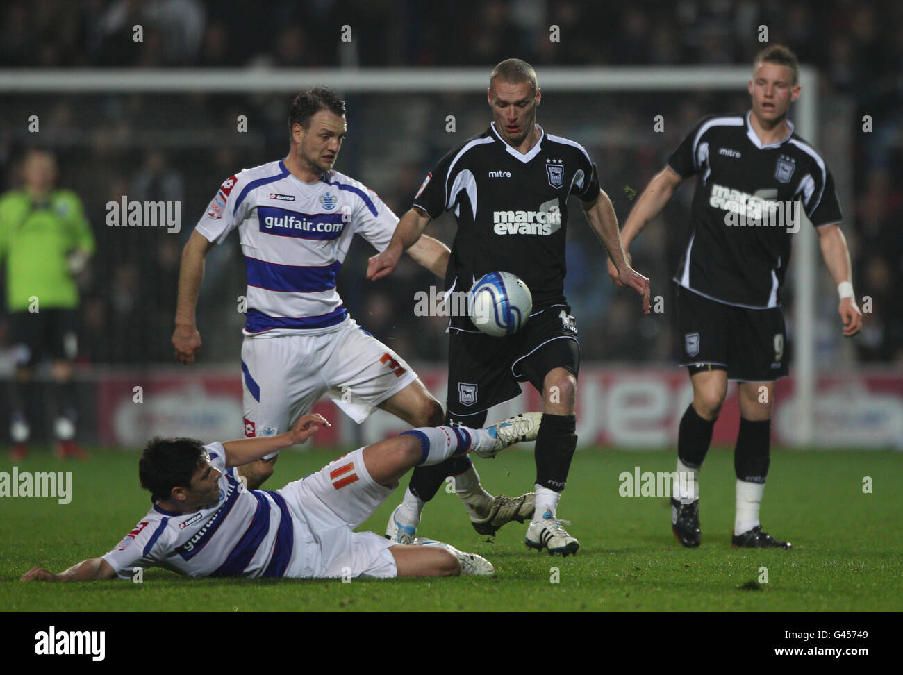 Andy Drury, de la ville d'Ipswich, a relevé le défi d'Alejandro Faurlin (Floor) et de Cilnt Hill, des Queens Park Rangers, lors du match de championnat de npower à Loftus Road, Londres. Banque D'Images