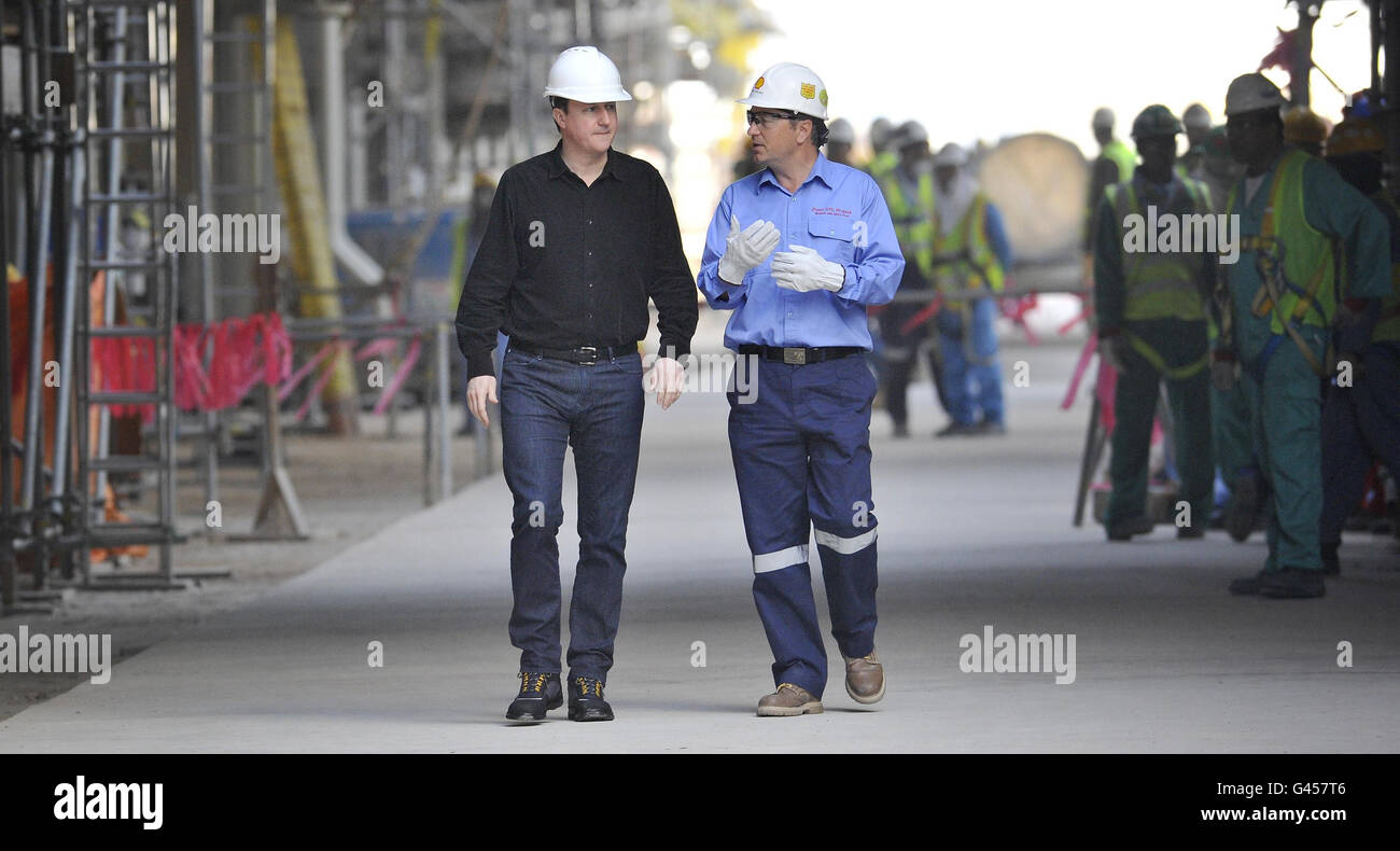 Le Premier ministre britannique David Cameron (à gauche) visite la nouvelle usine de gaz à liquide de Shell au Qatar, connue sous le nom de Pearl, en compagnie du vice-président exécutif de Shell et du patron de Pearl Andy Brown. Banque D'Images