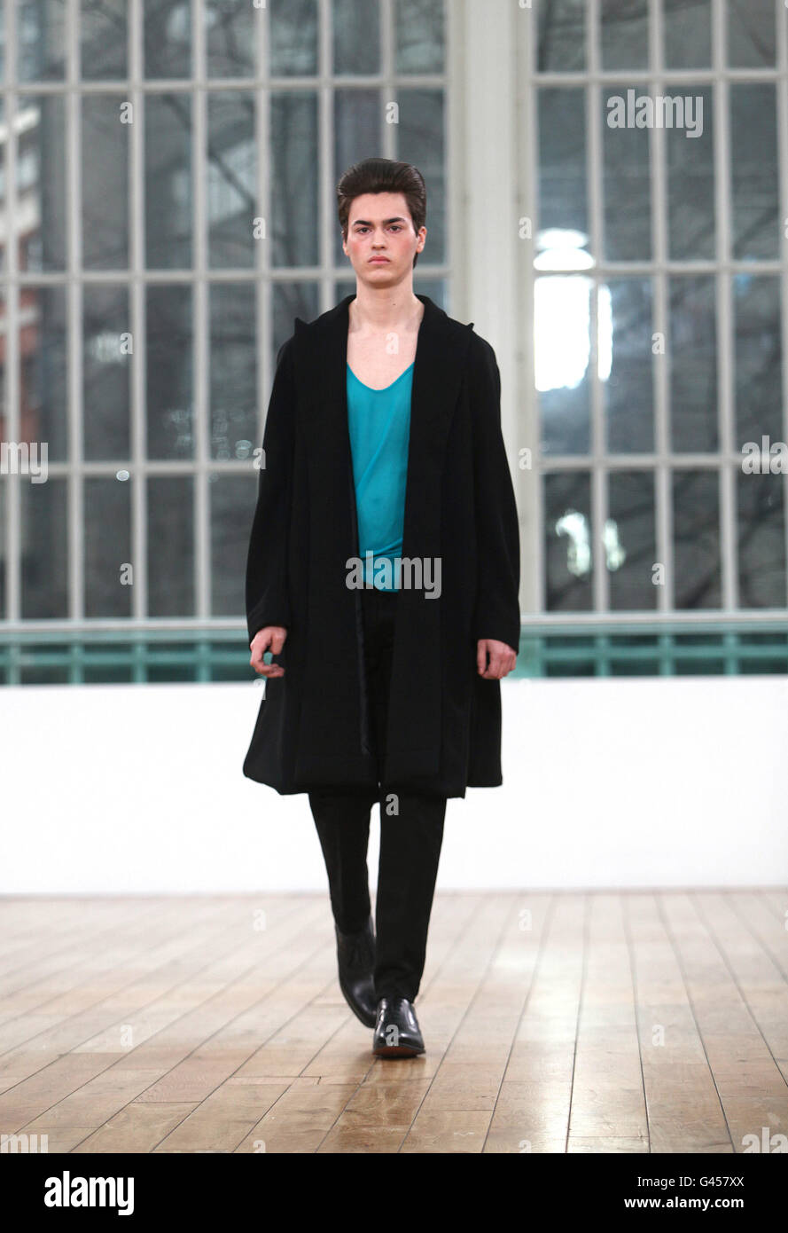 Felipe Rojas Llanos Catwalk - semaine de la mode à Londres.Un modèle sur la passerelle du spectacle Felipe Rojas Llanos dans le cadre de la journée des vêtements pour hommes à la Fashion week de Londres. Banque D'Images