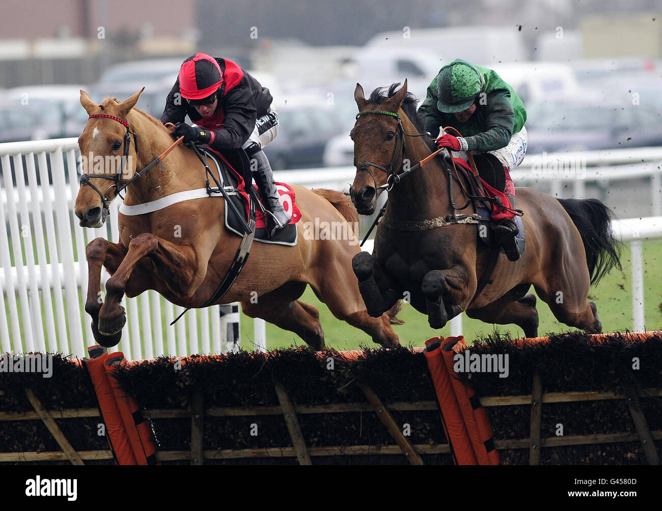 Raya Star et Robert Thornton (à droite) sautent aux côtés de Maître Fiddle et Andrew Tinkler sur leur chemin vers la victoire dans la course de novices de la chasse nationale de Westfield Health à l'hippodrome de Doncaster. Banque D'Images