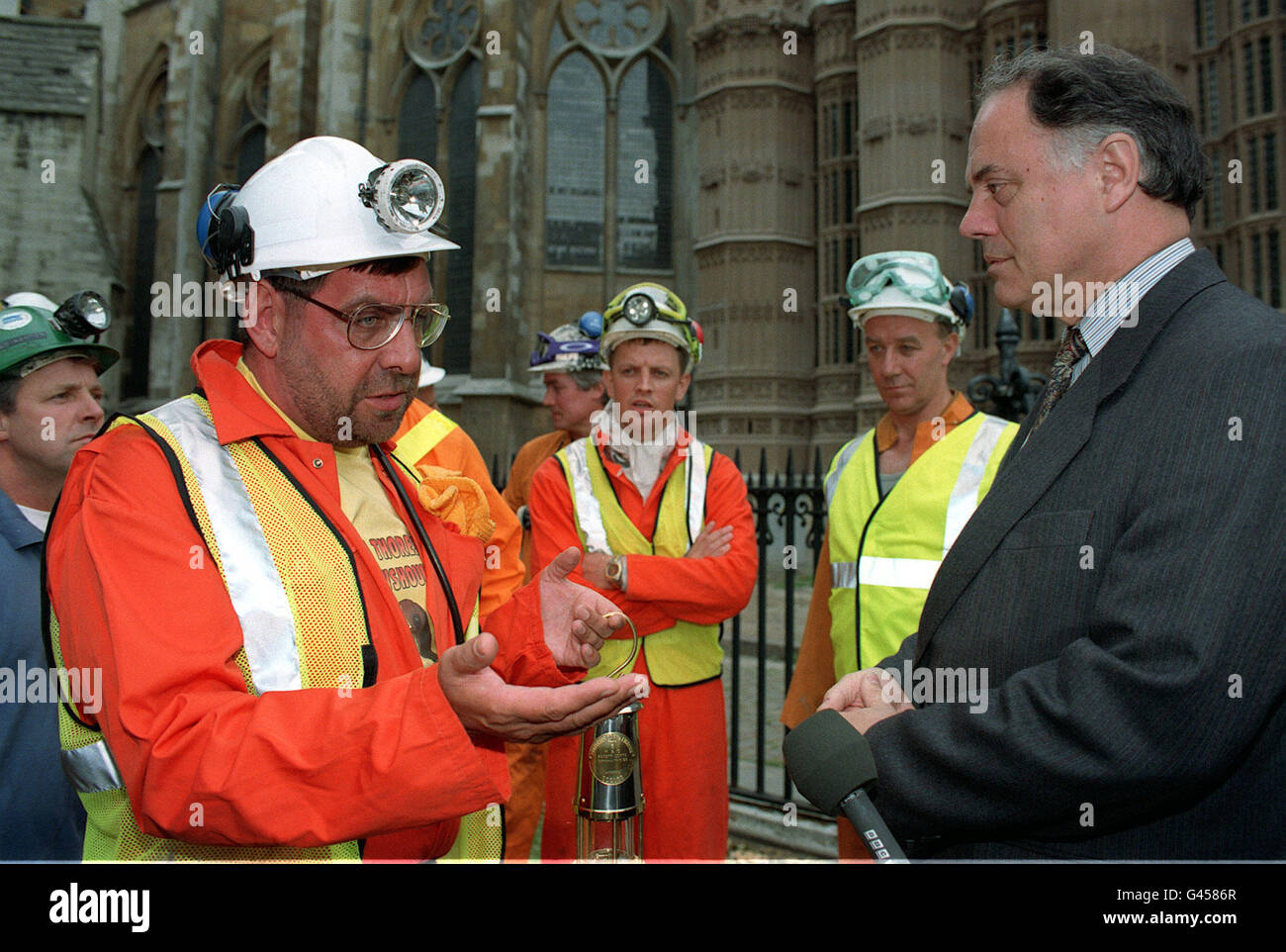 Aujourd'hui, les mineurs ont exhorté le ministre britannique de l'énergie à donner au charbon une chance de participer, Phil Thatcher, 43 ans (à gauche) 25 ans de mineur à la mine de charbon Thoresby du Notinghamshire, Présente aujourd'hui à Richard page (à droite), sous-secrétaire d'État du ministère du Commerce et de l'Industrie, une lampe de sécurité pour mineurs devant la Chambre des communes (mardi). Photo de David Cheskin/PA. Banque D'Images