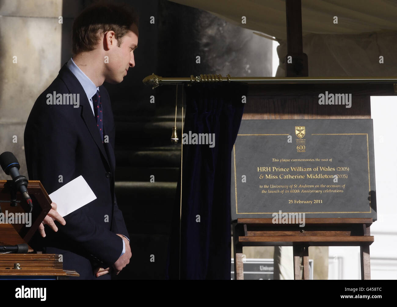 Le Prince William dévoile une plaque pour lancer les célébrations du 600e anniversaire à l'Université de St Andrews, lors d'une visite à l'Université avec Kate Middleton où ils se sont rencontrés pour la première fois. Banque D'Images