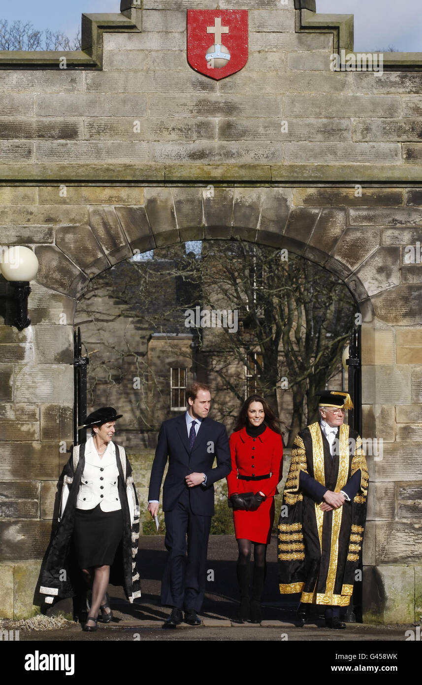 Prince William et Kate Middleton marchent avec le chancelier de l'Université St Andrews Sir Menzies Campbell (à droite) et le directeur de l'Université St Andrews Louise Richardson (à gauche) lors d'une visite à l'université St Andrews en Écosse. Banque D'Images