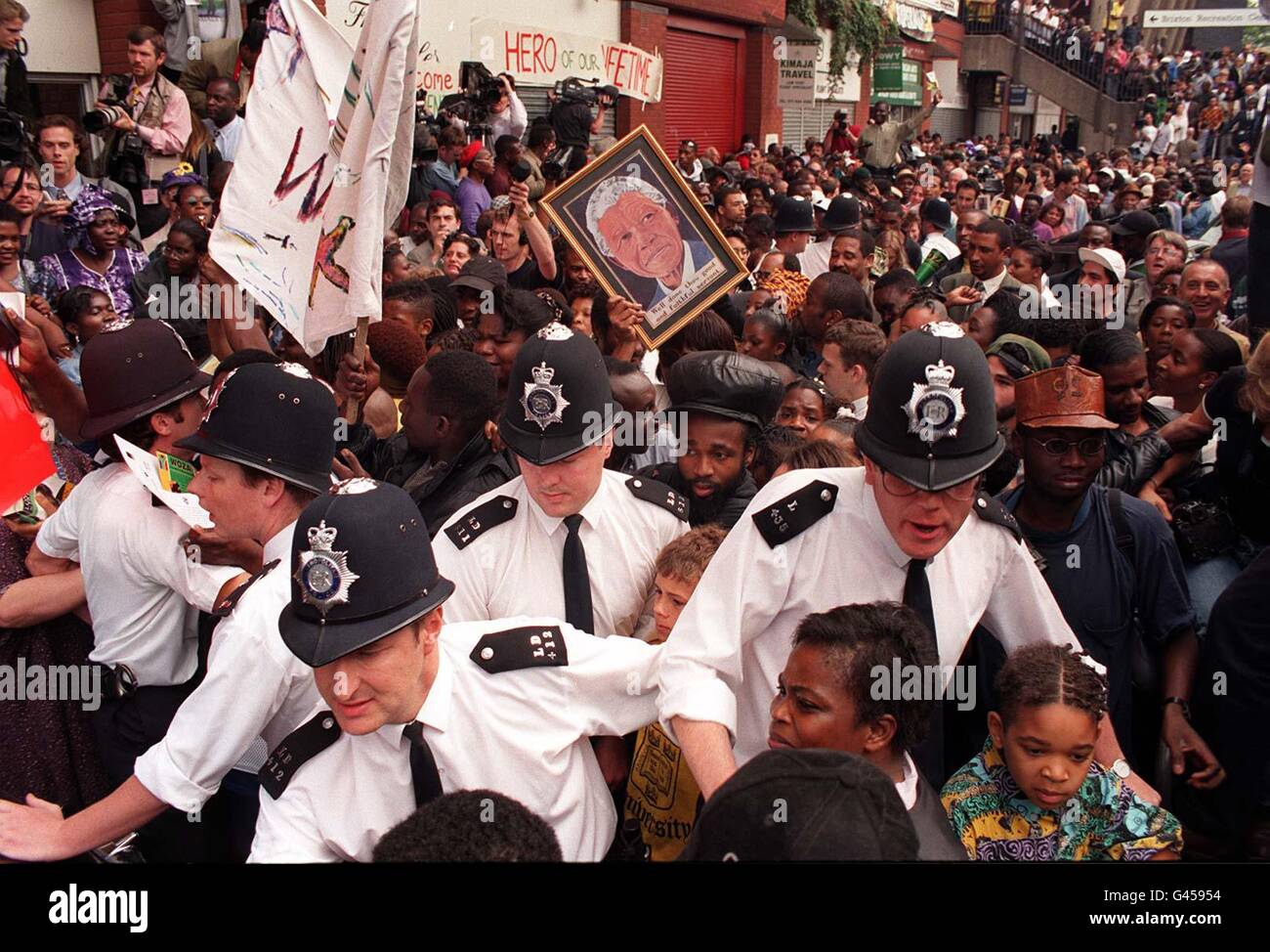 Une foule immense désireux d'apercevoir le président sud-africain Nelson Mandela lorsqu'il a participé à la brixton Recreation Centre, dans le sud de Londres ce matin (vendredi). Mandela a été escorté par le Prince de Galles le dernier jour de sa visite d'Etat en Grande-Bretagne. Voir histoire de PA MANDELA Visite. Photo par Neil Munns/PA. Banque D'Images