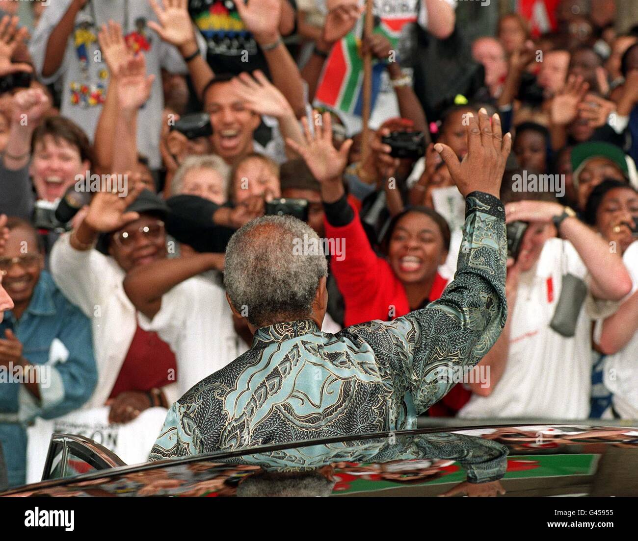 Le président sud-africain Nelson Mandela reconnaît les applaudissements de la grande foule qui a tourné jusqu'à le voir lors de sa visite à la brixton Recreation Centre, dans le sud de Londres ce matin (vendredi). Voir histoire de PA MANDELA Visite. Photo de Peter Jordan/PA. Banque D'Images