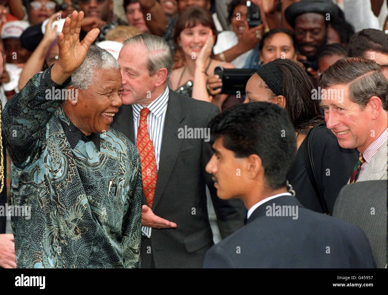 Le président sud-africain Nelson Mandela reconnaît les applaudissements de la grande foule qui a tourné jusqu'à le voir lors de sa visite à la brixton Recreation Centre, dans le sud de Londres ce matin (vendredi). Le Prince de Galles (R) accompagnait le Président à Brixton, le dernier jour de sa visite d'Etat en Grande-Bretagne. Voir histoire de PA MANDELA Visite. Photo de Peter Jordan/PA. Banque D'Images