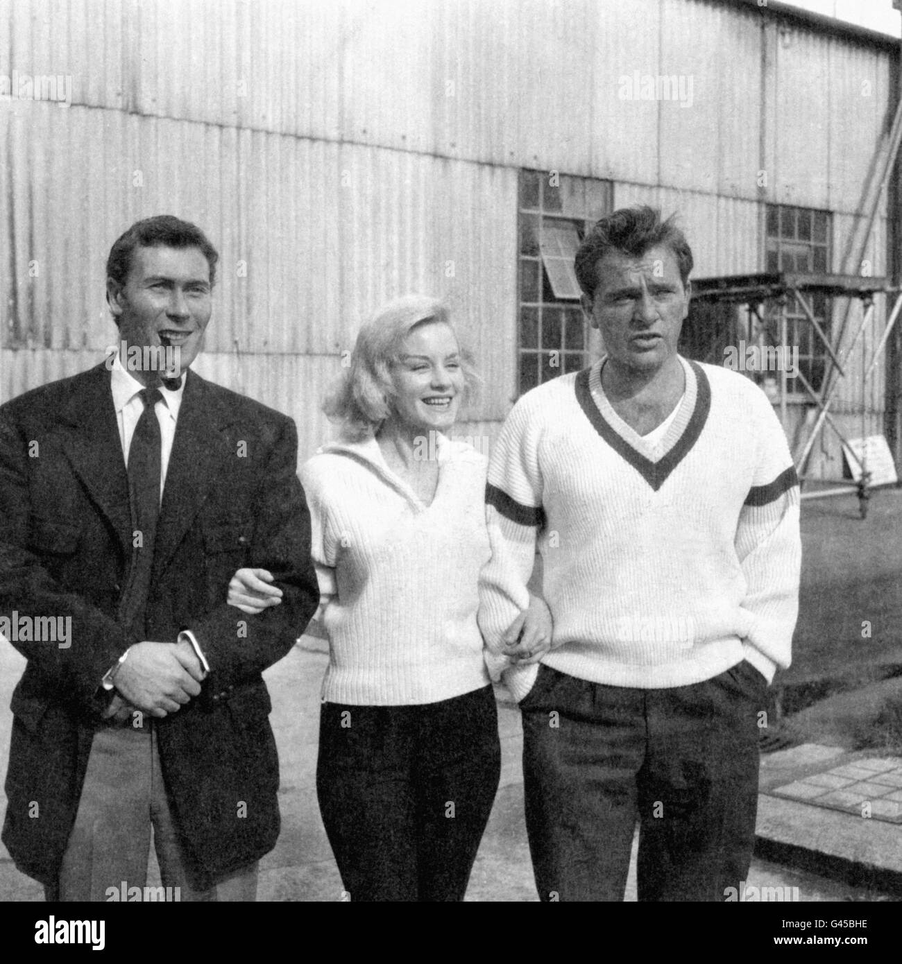Le dramaturge John Osborne, à gauche, visite sa femme, l'actrice Mary Ure, et l'acteur Richard Burton à Associated British Patthe Studios à Elstree. Les deux étoiles filment la version à l'écran de la pièce d'Osborne 'regarder en arrière dans la colère'. Banque D'Images