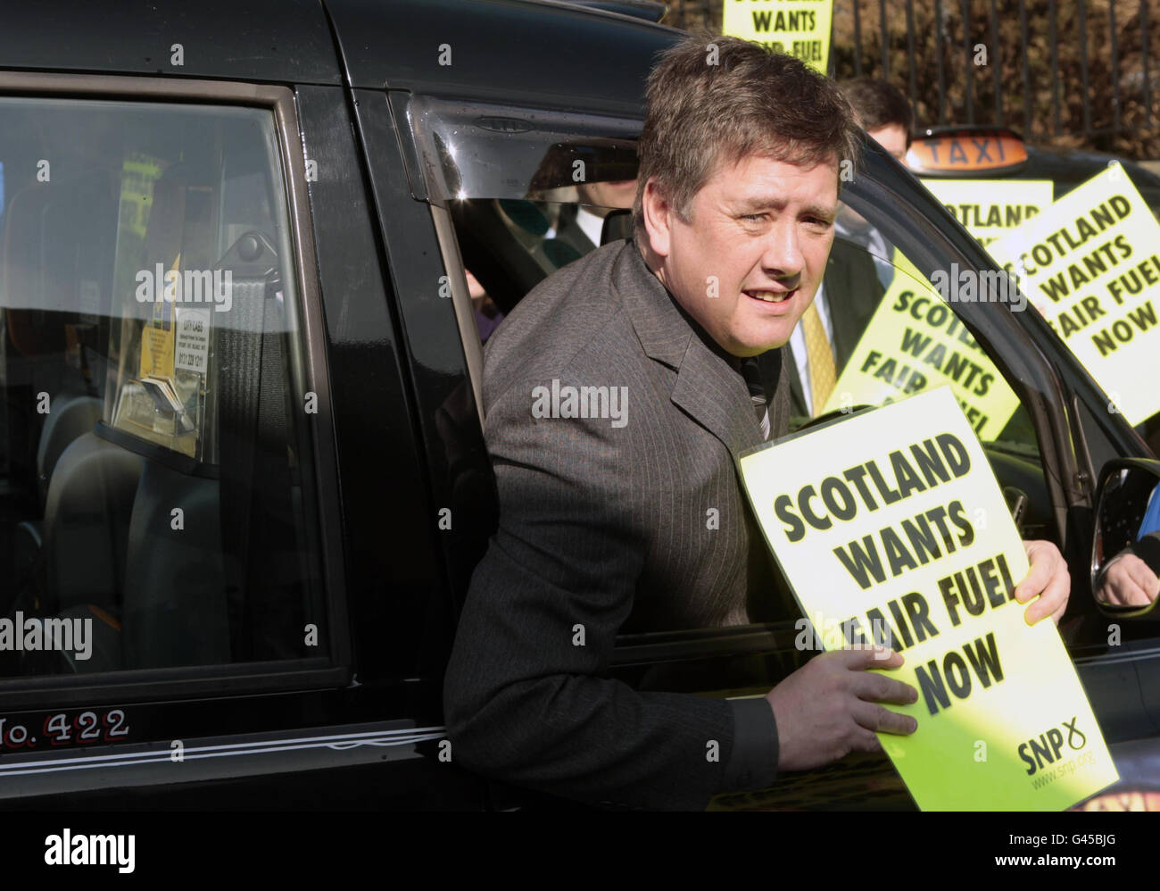 Keith Brown, ministre des Transports du SNP, se joint à une manifestation des chauffeurs de taxi devant le Parlement écossais à Édimbourg.Le gouvernement SNP va appeler Westminster à abandonner son projet d'augmentation des droits sur le carburant dans le cadre d'un débat à Holyrood. Banque D'Images
