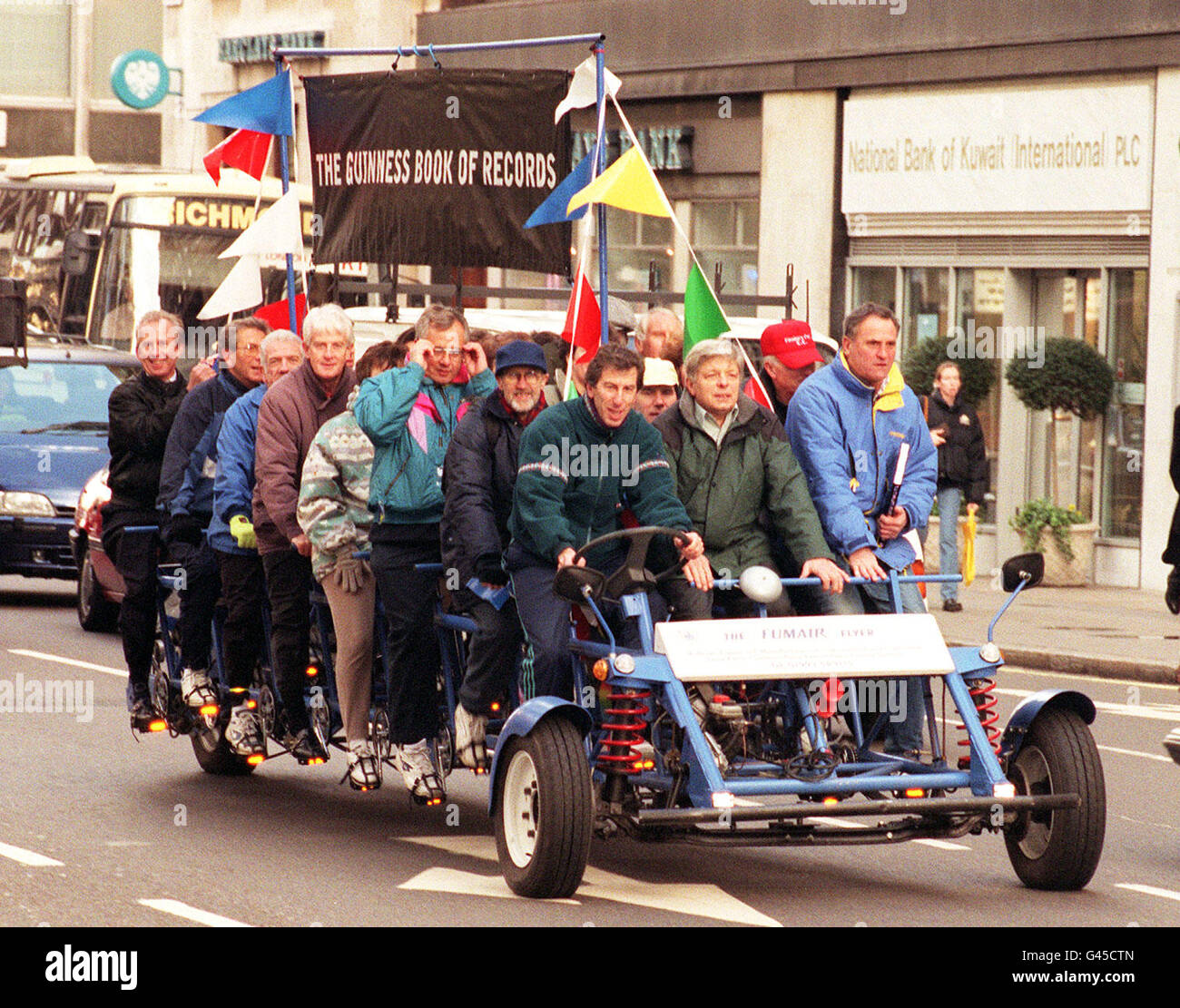 Le designer Philip Koniotis dirige son tricycle de 24 places à travers le trafic de Londres, sur sa route pour le lancement du Livre Guinness des records 1997, au zoo de Londres aujourd'hui (lundi). Photo de Michael Stephens/PA Banque D'Images