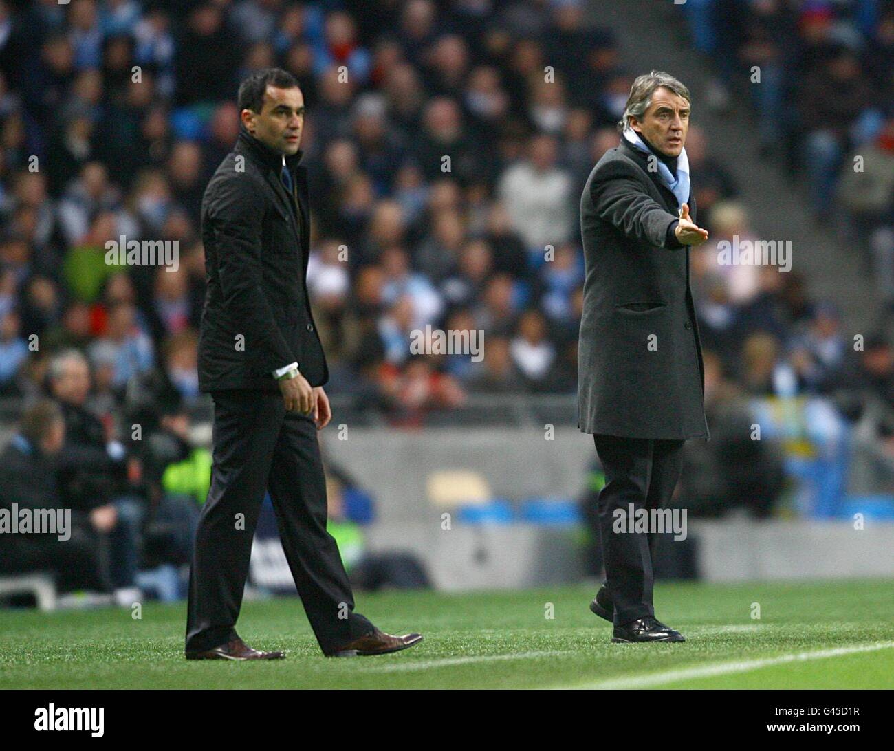 Roberto Martinez, directeur de Wigan Athletic (à gauche) et Roberto Mancini, directeur de Manchester City (à droite) sur la ligne de contact. Banque D'Images