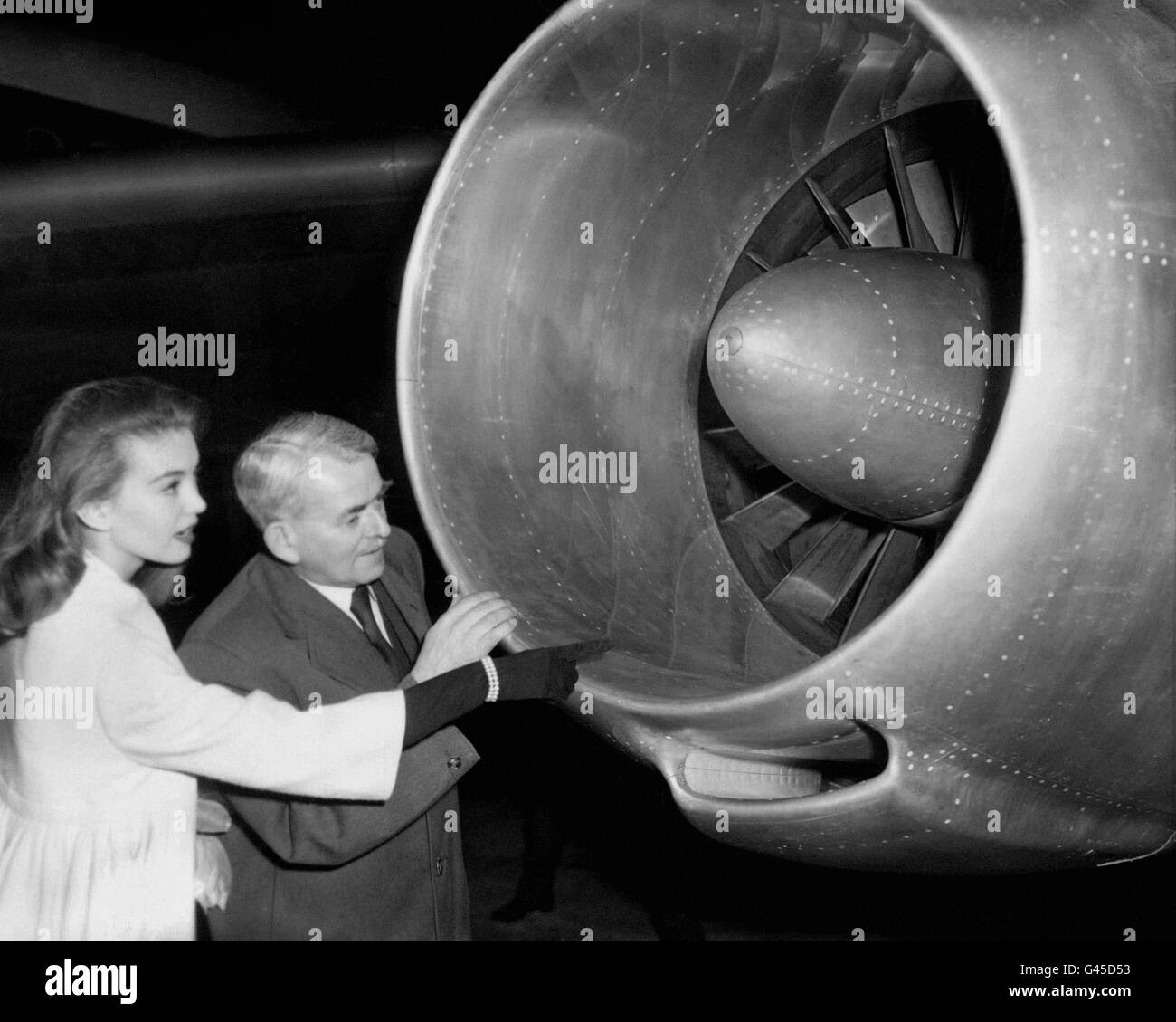 Aviation - Sir Frank Whittle - TWA Boeing 707.L'actrice Janette Scott et Sir Frank Whittle, regardent le moteur d'un Boeing 707 TWA à l'aéroport de Londres. Banque D'Images