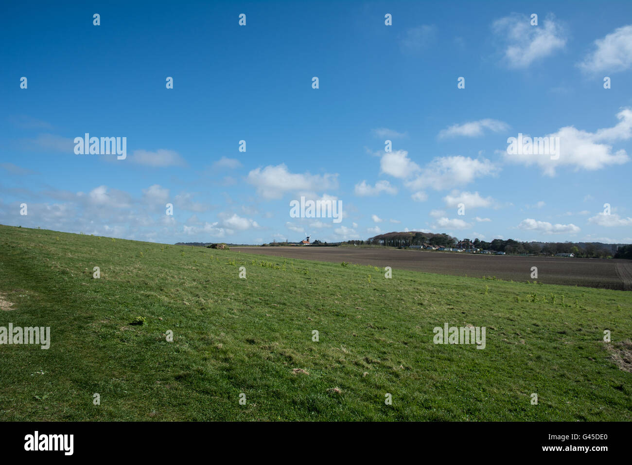 Vue sur les cartes postales d'un paysage vallonné de Norfolk. Banque D'Images