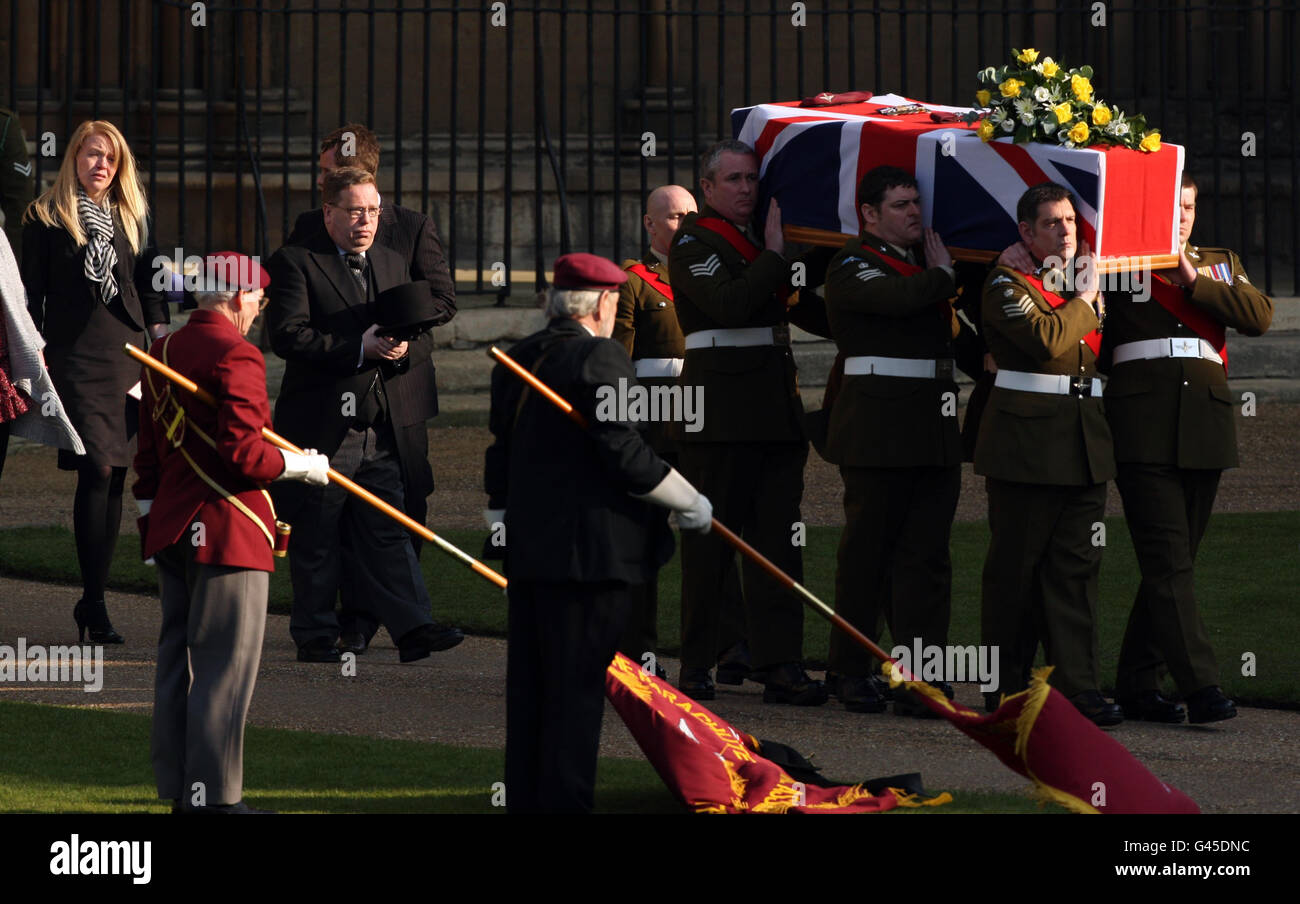 Rachel Beckett (à gauche) suit le cercueil de son défunt mari et de son père à son enfant, le Sergent-major de compagnie Colin Beckett, du 3e Bataillon du Régiment de parachutistes, puisqu'il quitte la cathédrale de Peterborough, à Cambridgeshire, à la suite d'un service funéraire. Banque D'Images