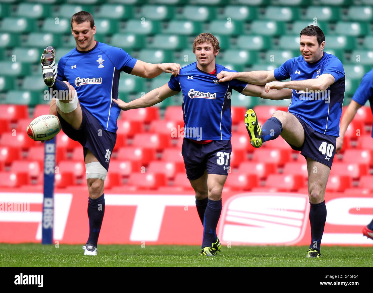 Rugby Union - RBS 6 Nations Championship 2011 - pays de Galles v Irlande - Wales Captains Run - Millennium Stadium.Pays de Galles (de gauche) Sam Warburton, Leigh Halfpenny et Stephen Jones pendant la course des capitaines au Millennium Stadium, Cardiff Banque D'Images