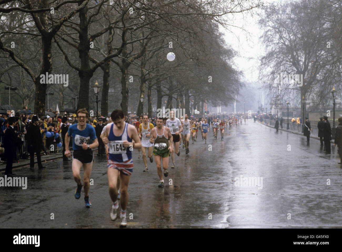 Les coureurs passant devant Buckingham Palace, en direction de Constitution Hill où se trouve la ligne d'arrivée. Banque D'Images