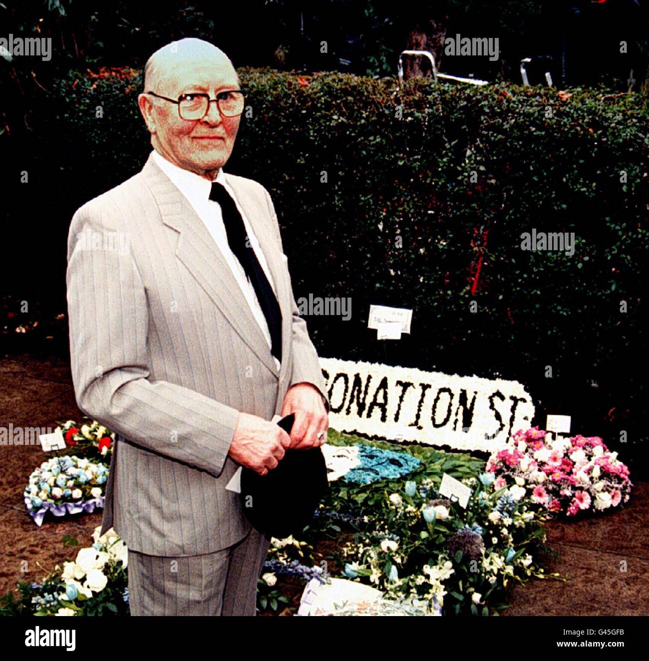 Bill Waddington (Percy Sugden), qui a joué de nombreuses scènes avec Jill Summers dans Coronation Street, à côté de fleurs de la distribution et de la famille, aux funérailles de sa co-star, au crématorium d'Eccles aujourd'hui (Wed). Voir l'histoire de PA SHOWBIZ Funeral. Pic Dave Kendall./PA Banque D'Images