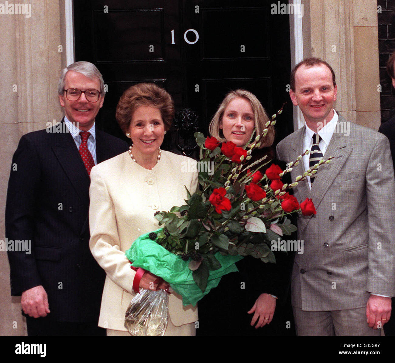 Le premier ministre John Major et sa femme Norma ont reçu un bouquet de roses rouges de Maria et Richard Kane de Wimborne, Dorset. Les roses leur ont été présentées pour marquer la semaine nationale du mariage. M. Kane, qui a coordonné la semaine qui s'est terminée, a déclaré que les Majors représentaient un couple avec un bon mariage. * 28/9/02: Major et son collègue conservateur Edwina Currie ont eu une histoire d'amour de quatre ans en tant que ministres, a déclaré Mme Currie aujourd'hui. L'affaire a commencé en 1984, lorsque M. Major était whip du gouvernement et Mme Currie une backbencher, a-t-elle dit dans ses journaux, qui sont sérialisés Banque D'Images