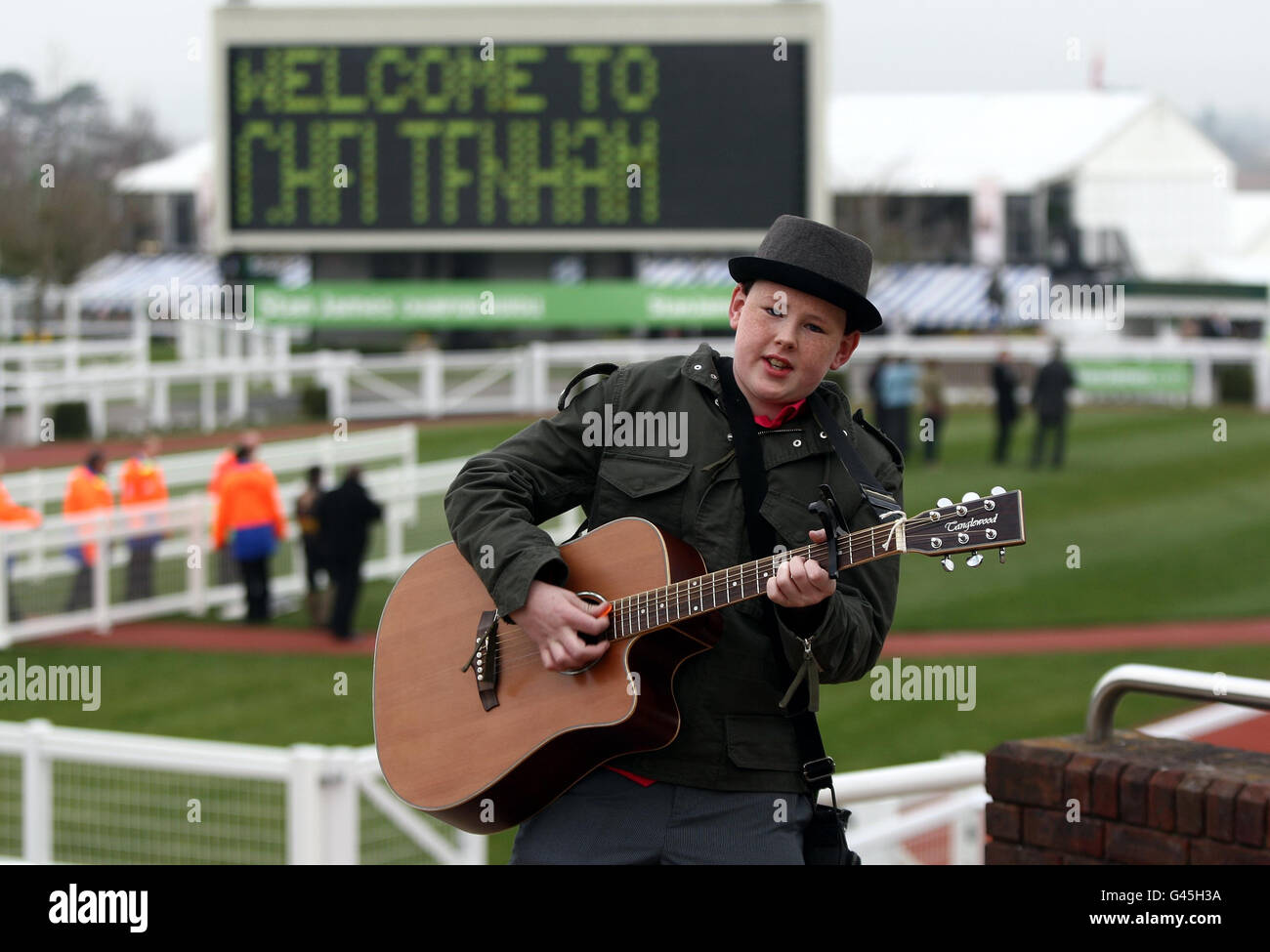 Mark Boyland, 13 ans, d'Offaly en Irlande, chante sa chanson « The Festival » dans l'anneau de parade pendant le Centenaire Day à l'hippodrome de Cheltenham. Banque D'Images