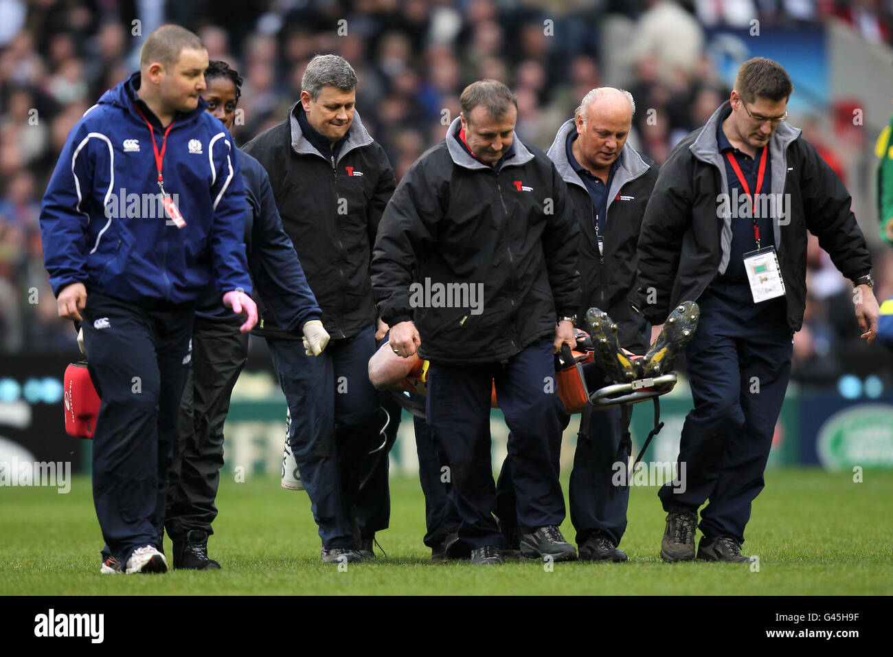 Rugby Union - RBS 6 Nations Championship 2011 - Angleterre / Ecosse - Twickenham.Le Kelly Brown d'Écosse est étiré après avoir été blessé Banque D'Images