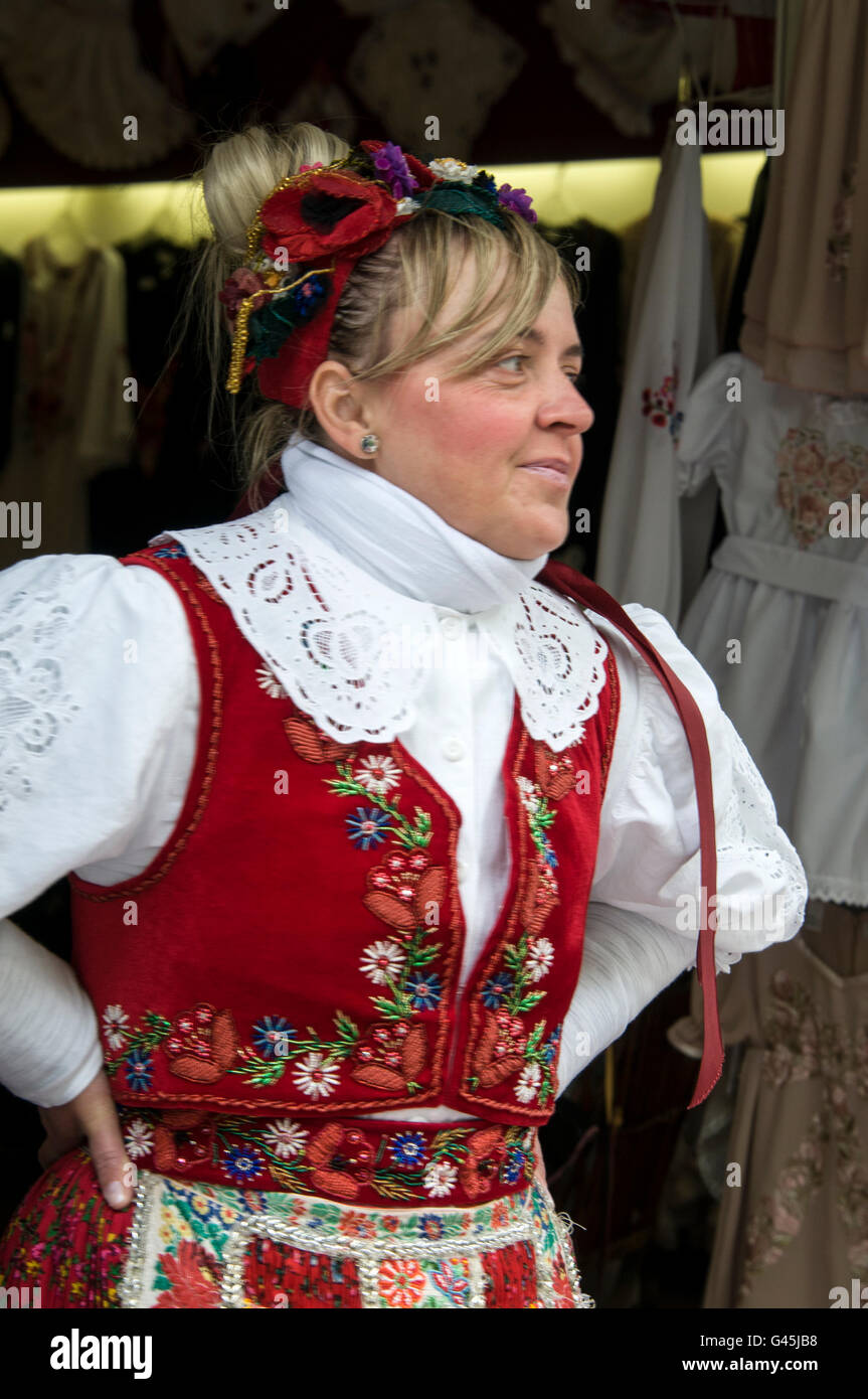 Une jeune femme vêtue de la robe à un national de Hongrie Hungarian dress shop dans Váci utca (rue Váci). Váci utca (rue Váci Banque D'Images