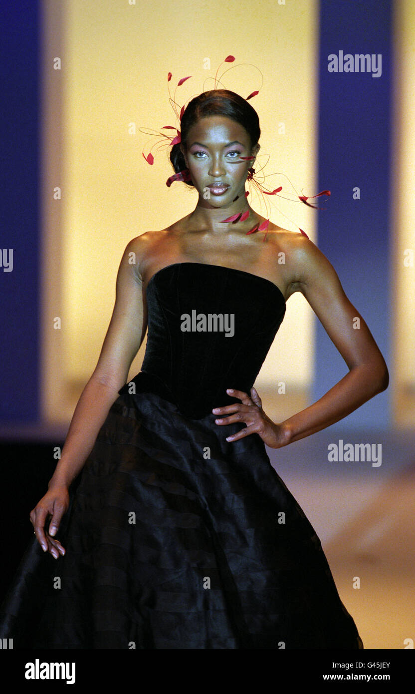 Naomi Campbell déguste une robe de soirée en velours bleu minuit, surmontée d'une coiffe à plumes, conçue par Jasper Conran, le cinquième jour de la semaine de la mode de Londres. Banque D'Images