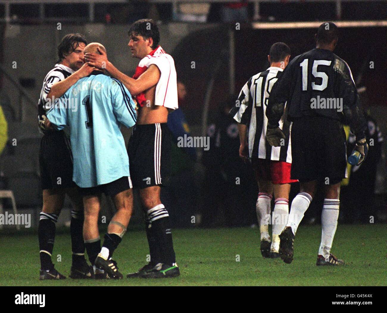 Les stars étrangères David Ginola (à gauche) et Philippe Albert félicitent le gardien de but de Monaco Fabien Barthez, après avoir tiré quelques belles économies pour donner la victoire de Monaco sur Newcastle United lors de leur finale de la coupe du quartier de l'UEFA à St James Park ce soir (mardi). Photo John Giles/PA. Banque D'Images