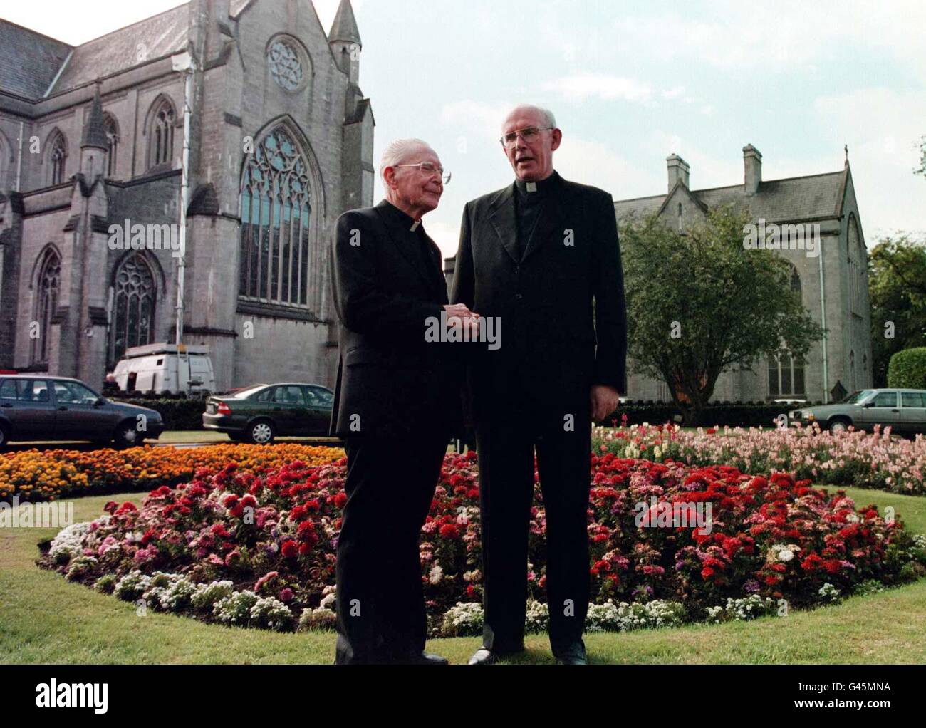 Le Cardinal Cahal Daly (à gauche) a pris sa retraite en tant qu'Archevêque d'Armagh et Primat de toute l'Irlande, aujourd'hui (mardi) pour son 79e anniversaire et est remplacé par le Docteur Sean Brady en tant que 8ème Archevêque d'Armagh. Phoito par Brian Little/PA. Banque D'Images