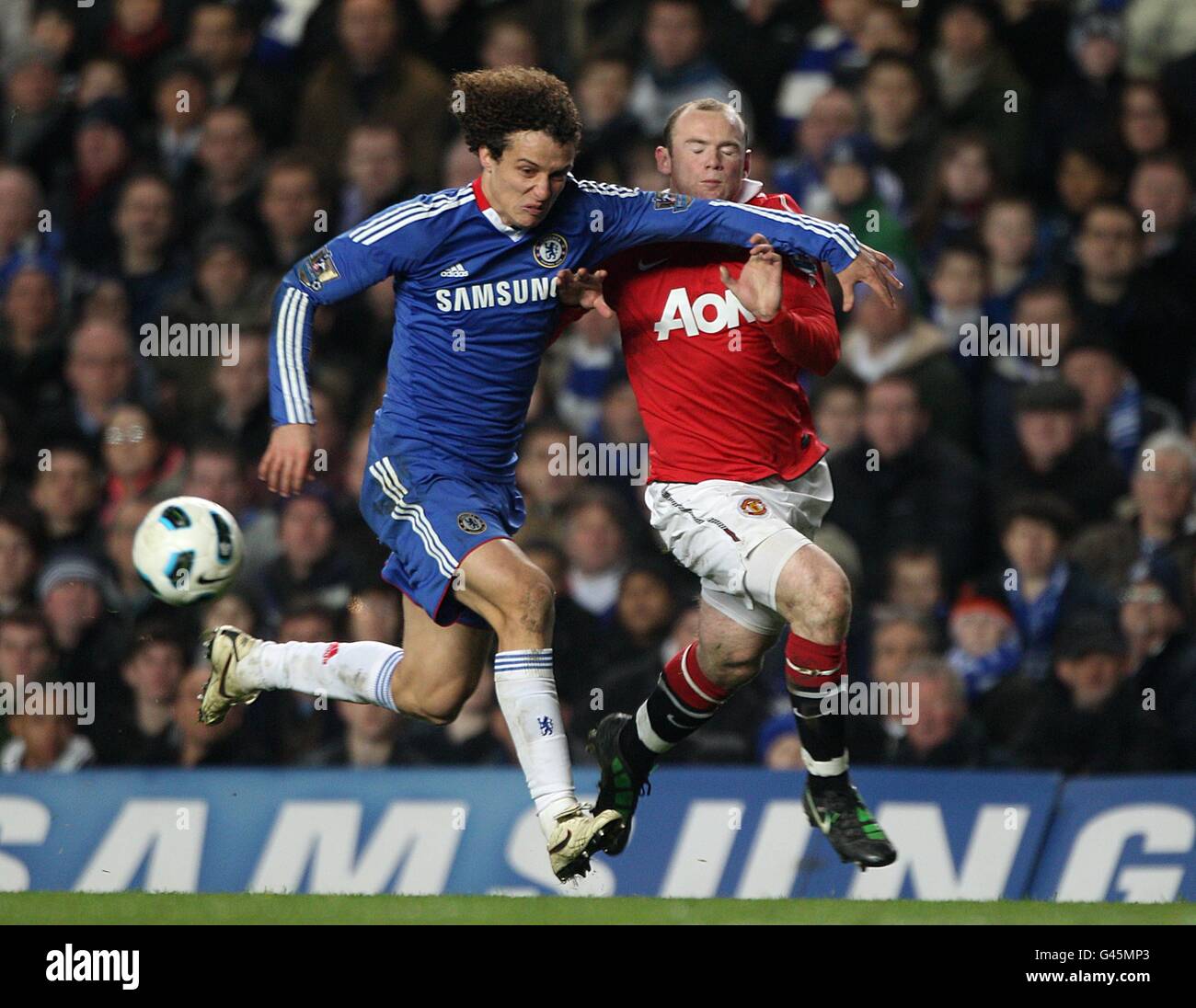 Football - Barclays Premier League - Chelsea / Manchester United - Stamford Bridge.Wayne Rooney (à droite) de Manchester United et Marinho David Luiz de Chelsea se battent pour le ballon Banque D'Images