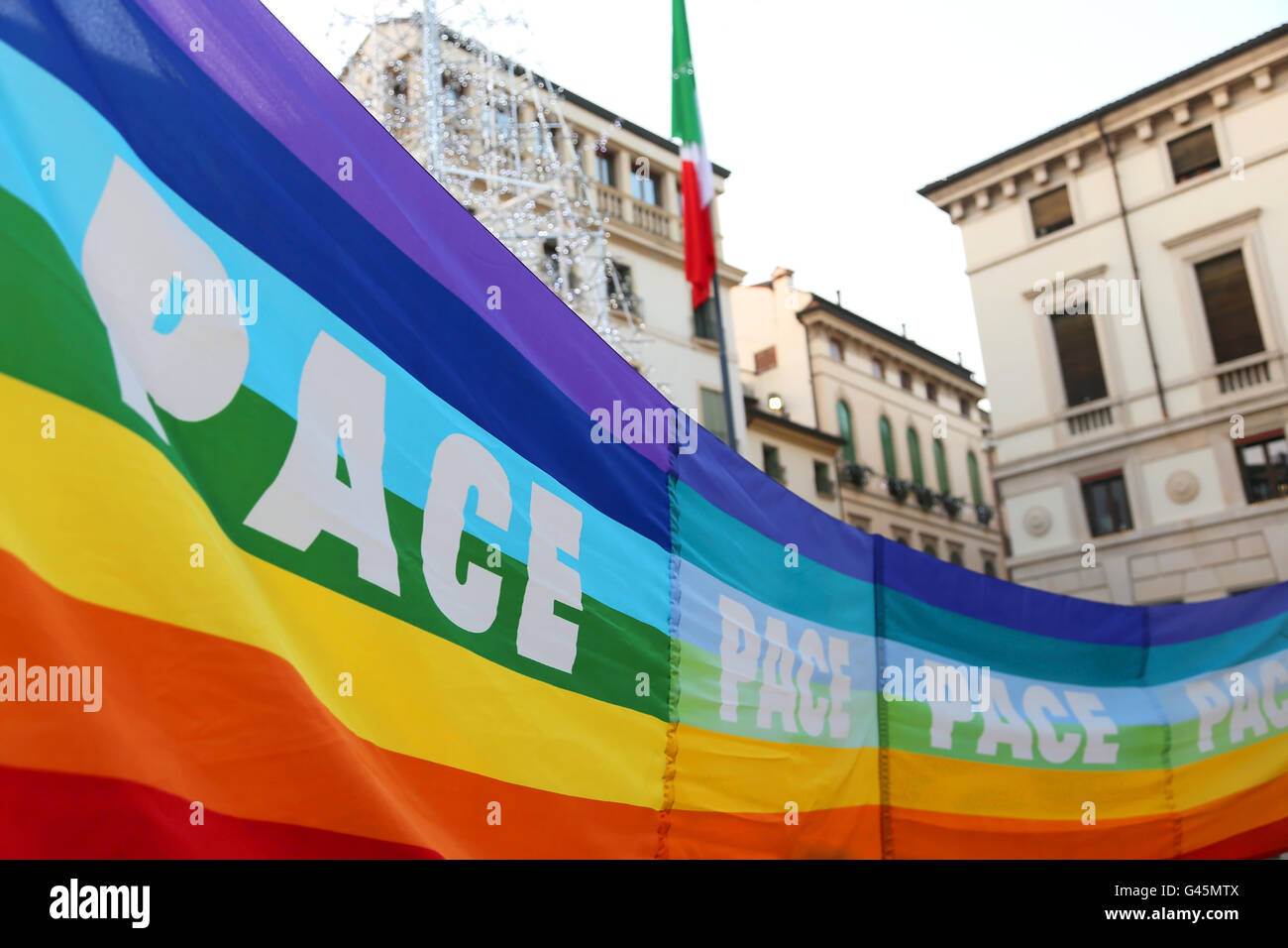 Des drapeaux de la paix arc-en-ciel au cours d'une manifestation d'activistes de la paix dans un square Banque D'Images