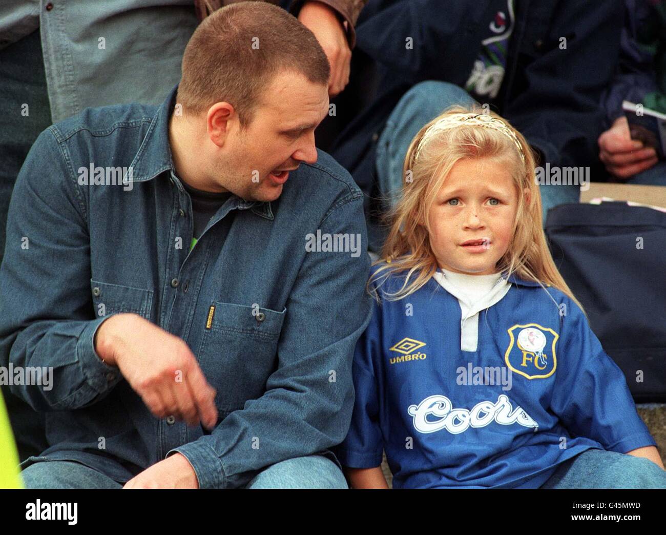 Un jeune fan de Chelsea dans le croud du pont Stamford semble contrarié après avoir entendu la nouvelle du décès récent du vice-président Matthew Harding dans un accident d'hélicoptère à Cheshire.Photo de Stefan Rousseau/PA Banque D'Images
