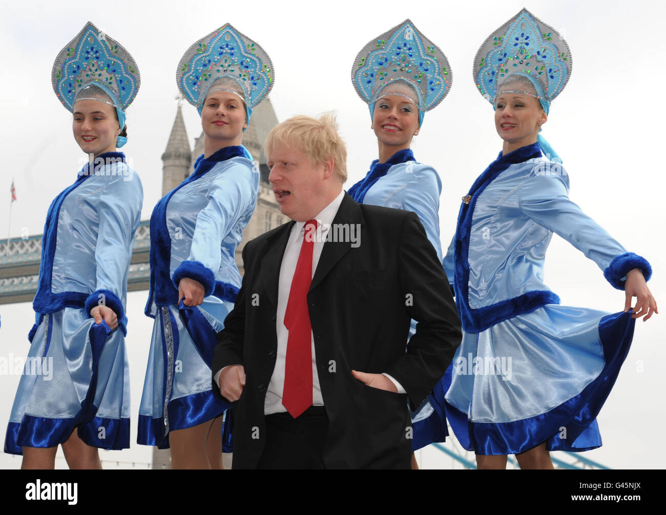 Le maire de Londres Boris Johnson rencontre des danseurs russes à l'hôtel de ville de Londres aujourd'hui lorsqu'il a lancé le festival folklorique russe de Maslenitsa qui aura lieu à Trafalgar Square le dimanche 6 mars et sera une célébration du patrimoine culturel russe. Banque D'Images