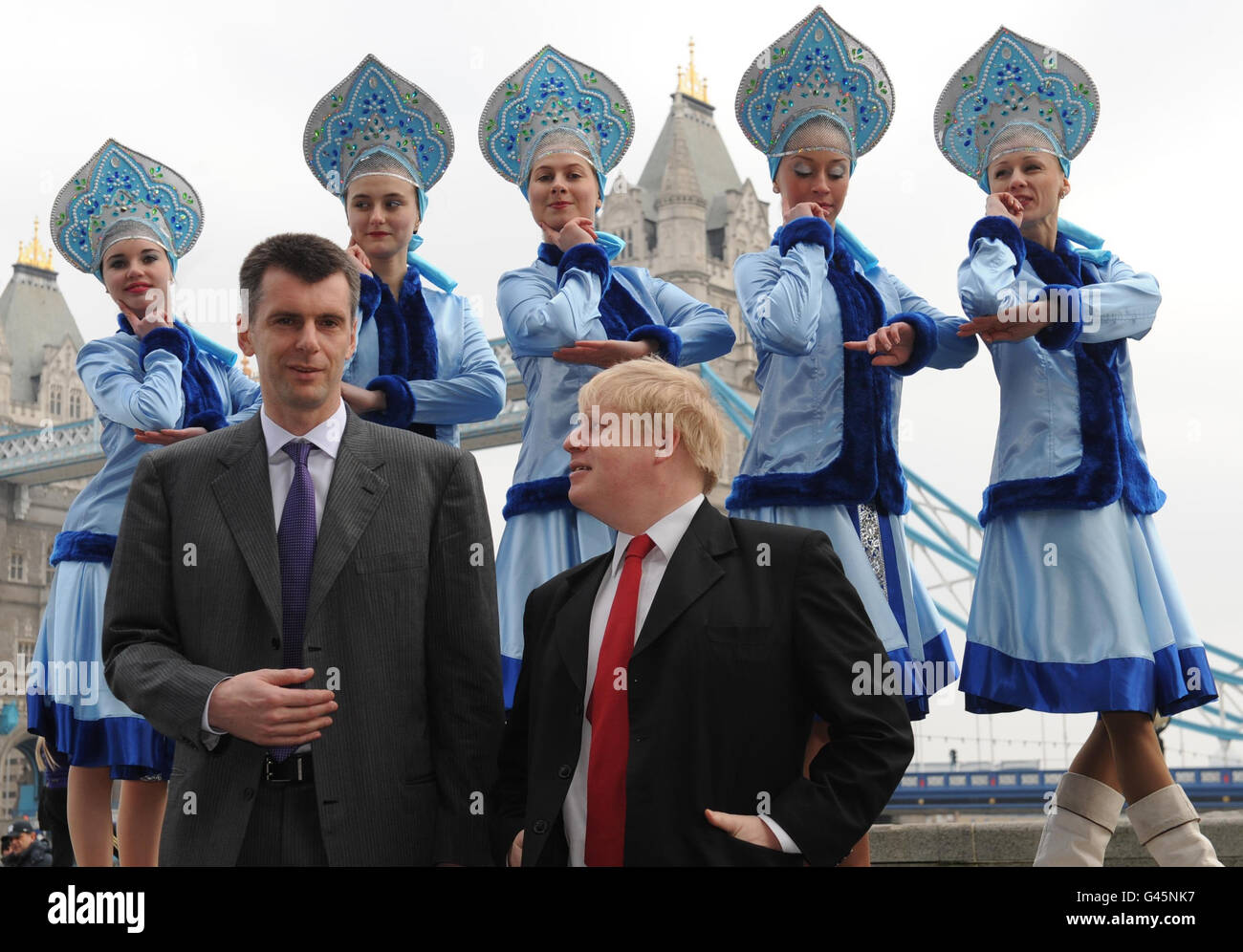 Le maire de Londres Boris Johnson rencontre l'homme d'affaires russe Mikhail Prokhorov à l'hôtel de ville de Londres aujourd'hui quand il a lancé le festival folklorique russe de Maslenitsa qui aura lieu à Trafalgar Square le dimanche 6 mars et sera une célébration du patrimoine culturel russe. Banque D'Images