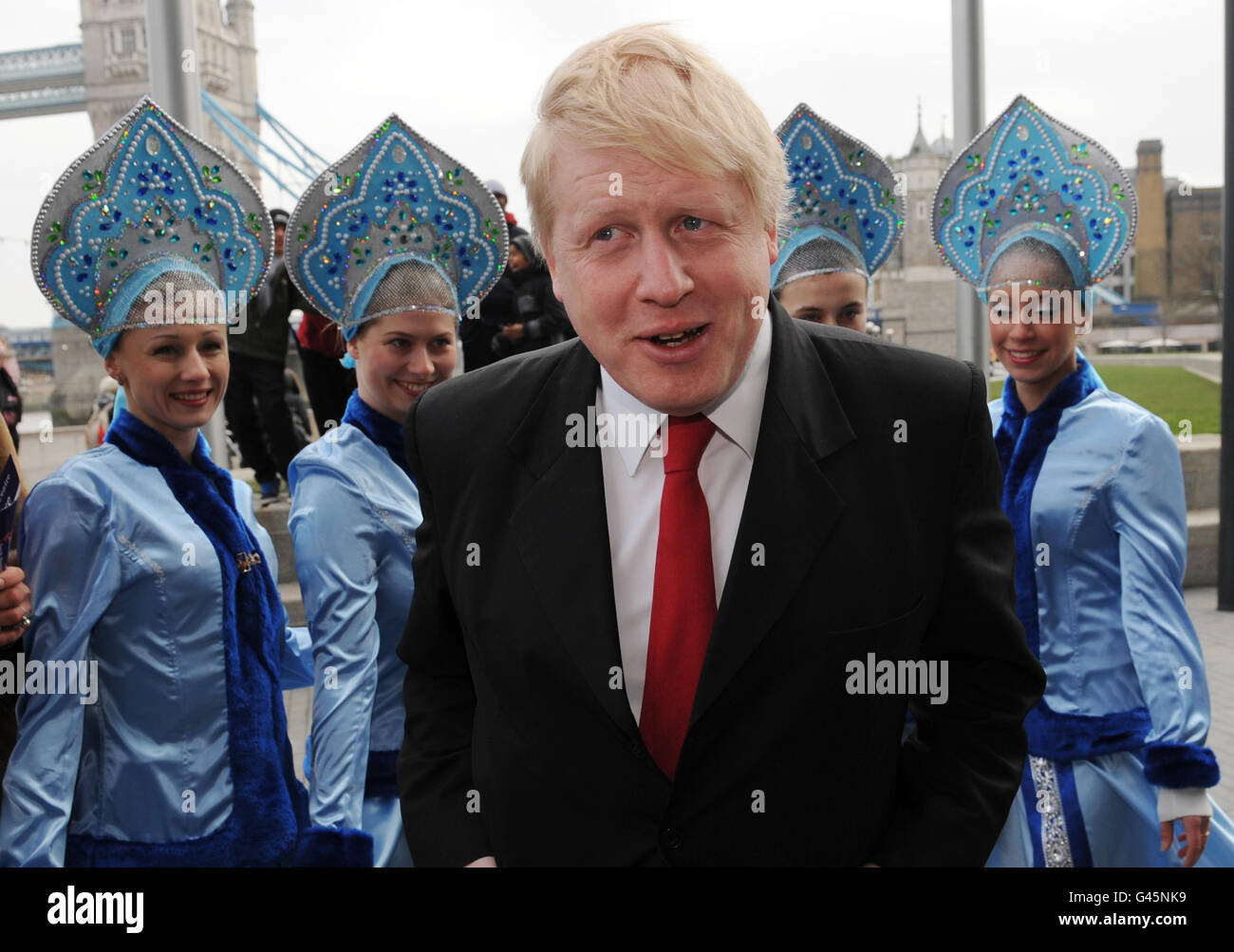 Le maire de Londres Boris Johnson rencontre des danseurs russes à l'hôtel de ville de Londres aujourd'hui lorsqu'il a lancé le festival folklorique russe de Maslenitsa qui aura lieu à Trafalgar Square le dimanche 6 mars et sera une célébration du patrimoine culturel russe. Banque D'Images