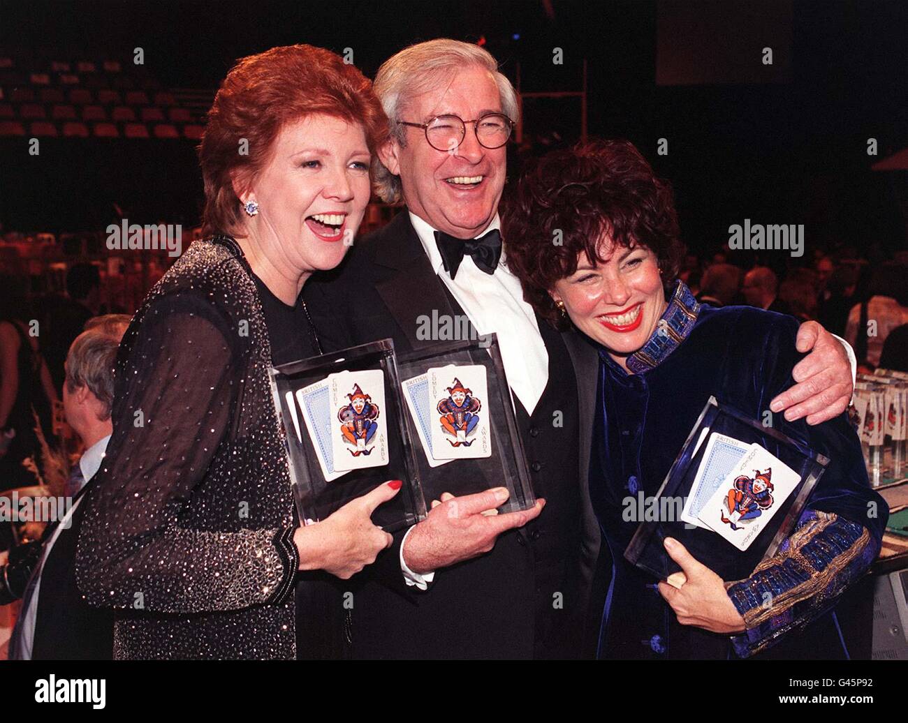 Les gagnants, de gauche à droite, Cilla Black (Top ITV Entertainment Personality/Life Time Achievement Award for Entertainment), Dave Allen (Life Time Achievement Award for Comedy) et Ruby Wax (Top BBC1 Entertainer) se sont enhardiés lors de la soirée dernière (samedi) British Comedy Awards 1996 au London Television Center. Voir l'histoire des PA SHOWBIZ Awards/PA. Photo de Dave Cheskin/PA. Banque D'Images