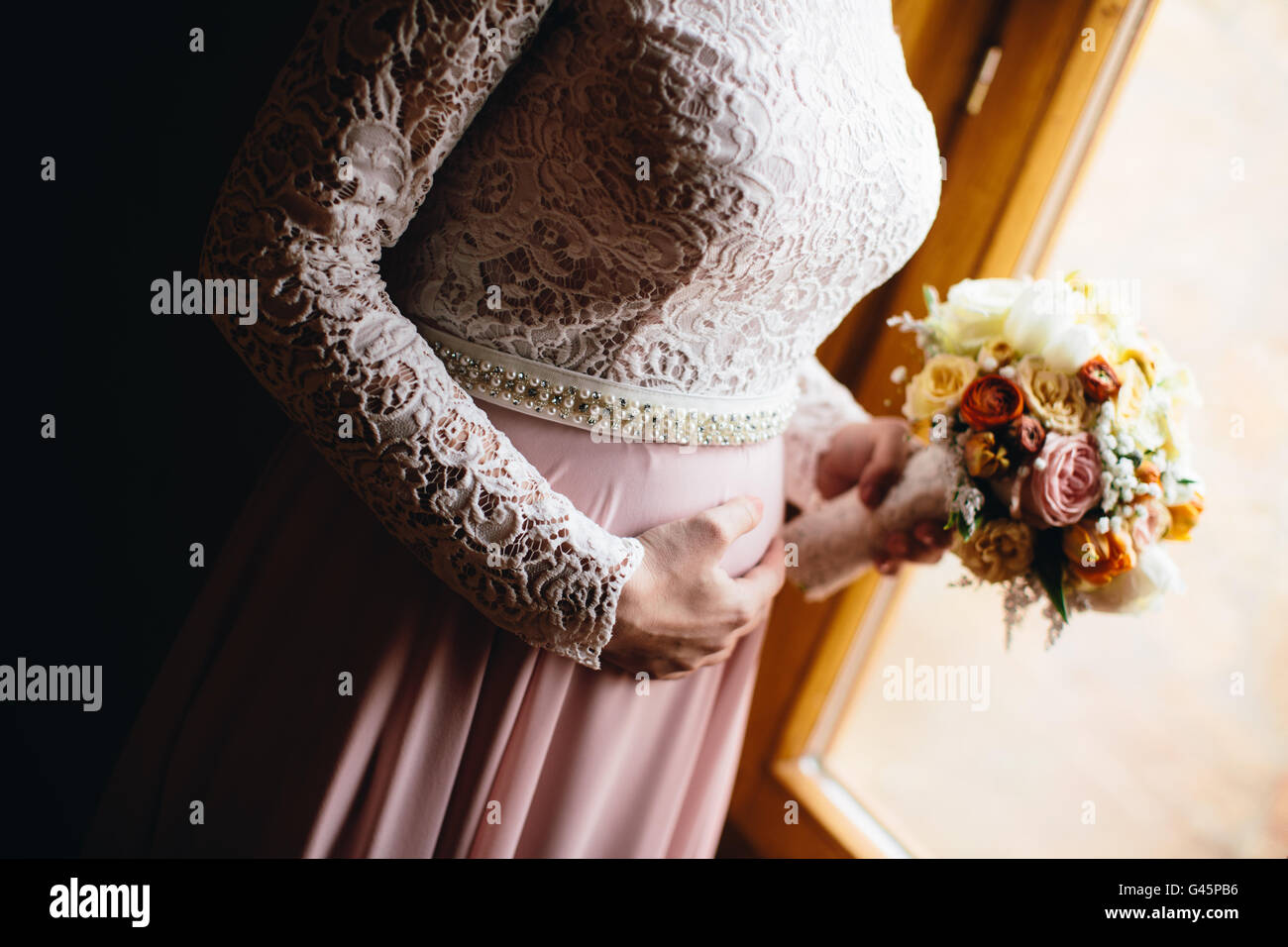 Sa Bride holding bouquet de fleur de mariage coloré Banque D'Images Sa Bride holding bouquet de fleur de mariage coloré Banque D'Images