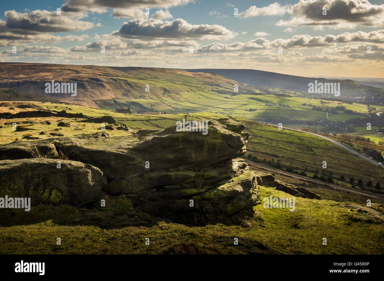 Millstone Edge, où la Pennine Way croise à damiers, Marsden sur la frontière Saddleworth Moor Banque D'Images