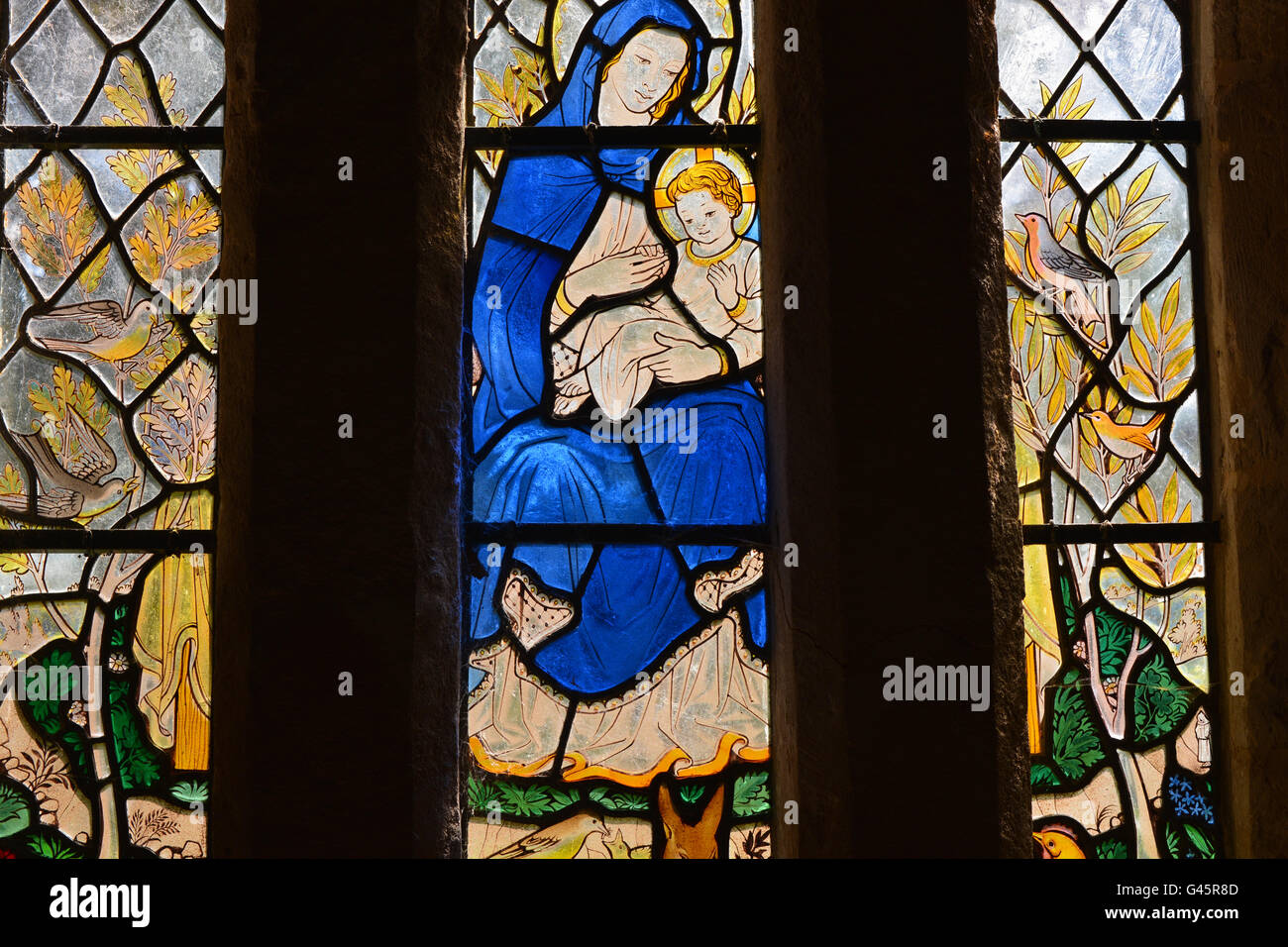 Vitrail représentant la mère et l'enfant, St Stephen's Church, Charlton Musgrove, Somerset, Angleterre Banque D'Images