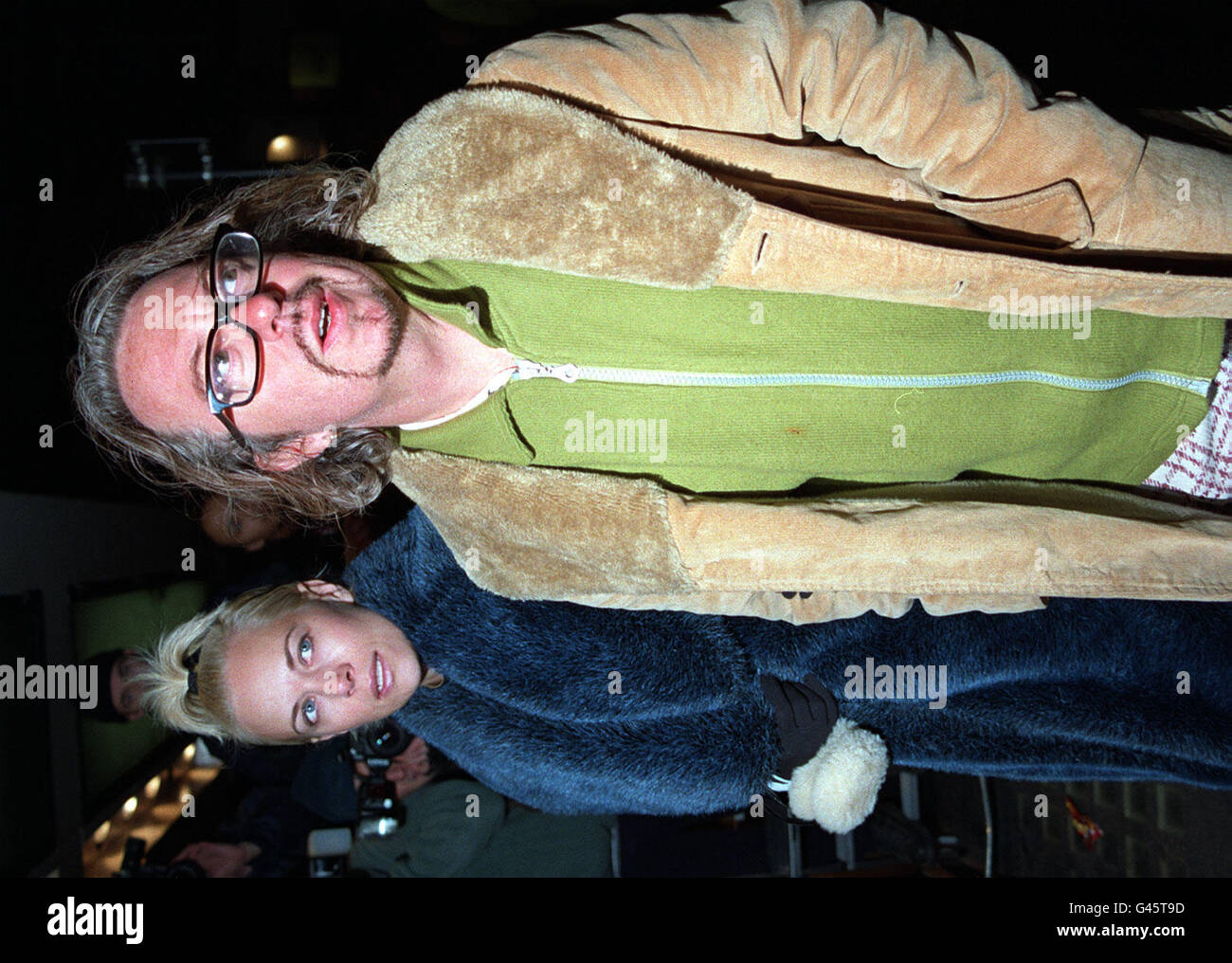 Rock Star Dave Stewart arrive dans le West End de Londres, accompagnée d'Angie Hill pour le film première de "Mère de son fils, avec le premier suspect star Helen Mirren comme la mère fictive d'un labyrinthe gréviste de la faim en 1981. Le film a été condamné par les hommes politiques et les familles des soldats assassinés comme "propagande" de l'IRA. Voir PA story SHOWBIZ Mirren. Photo de Michael Crabtree/PA. Banque D'Images