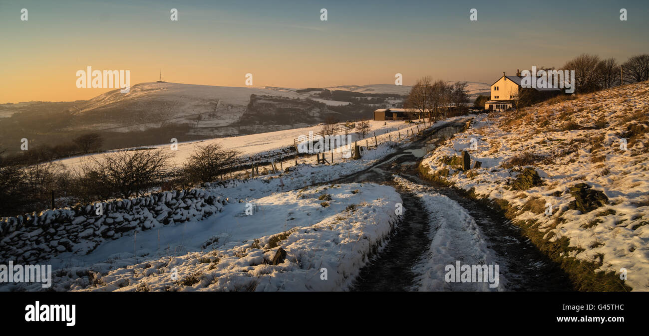 Ferme et neige de l'hiver, Greenfield, Bellevue, UK, près de Sunset, panorama Banque D'Images