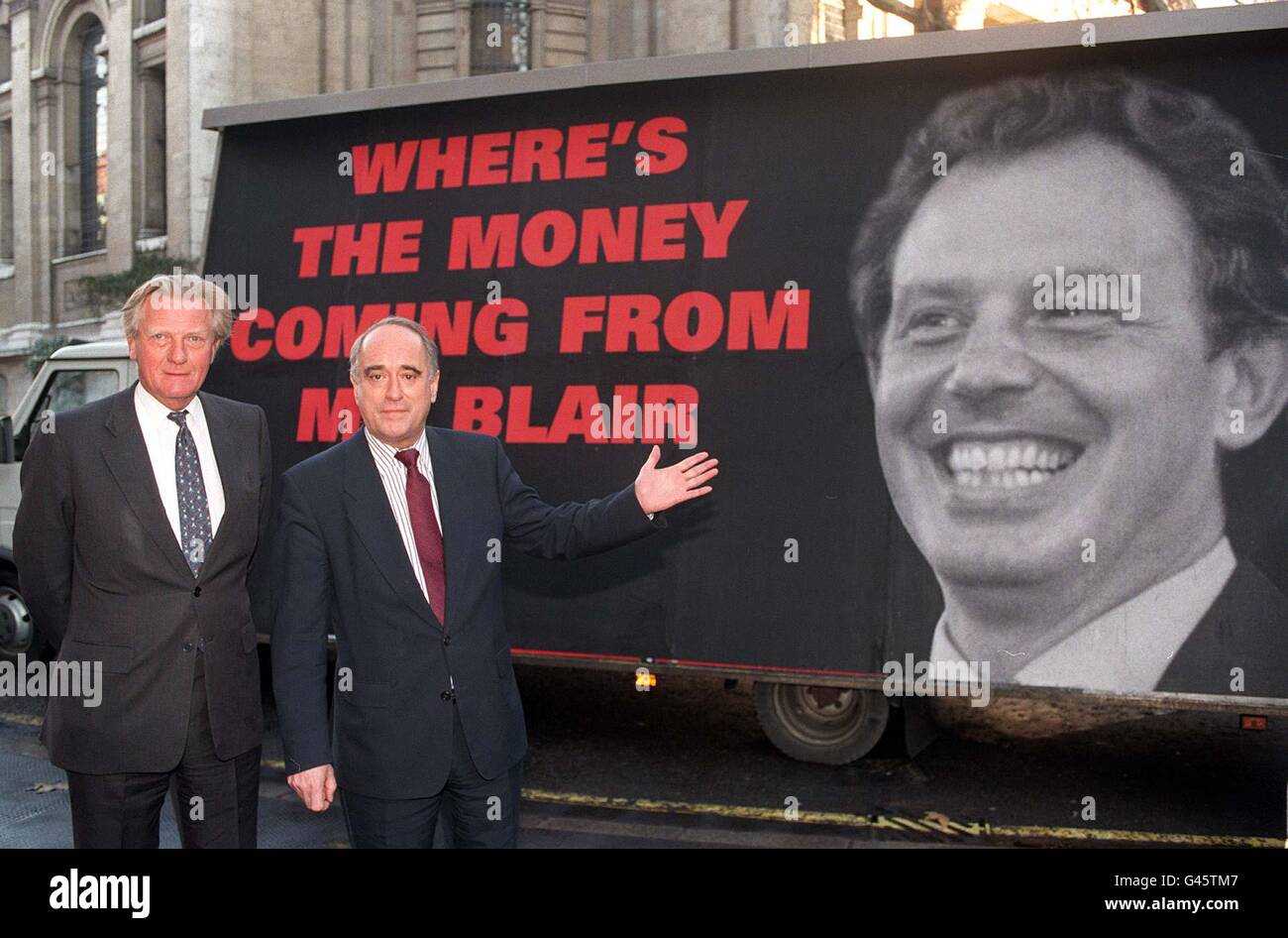 Le vice-premier ministre Michael Heseltine (à gauche) et le président du Parti, le Dr Brian Mawhinney, ont lancé ce matin (lundi), dans le centre de Londres, les dernières affiches de campagne pré-électorale du Parti conservateur.Photo par Adam Butler/PA.VOIR PA STORY POLITICS MAWHINNEY Banque D'Images