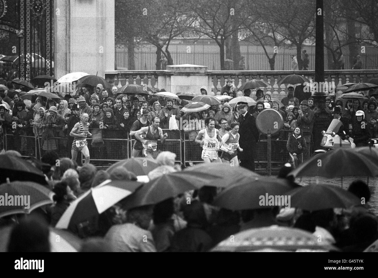 Joyce Smith, 43 ans, en Grande-Bretagne (à droite), la première femme à la maison, mène le pack d'autres coureurs à la fin du premier marathon de Londres. Joyce Smith a gagné dans un temps de 2:29:57. Banque D'Images Joyce Smith, 43 ans, en Grande-Bretagne (à droite), la première femme à la maison, mène le pack d'autres coureurs à la fin du premier marathon de Londres. Joyce Smith a gagné dans un temps de 2:29:57. Banque D'Images