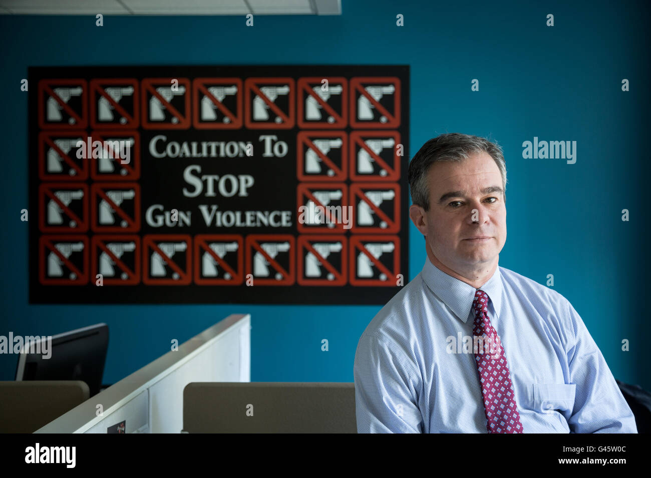 Josh Horowitz le Directeur exécutif de Coalition pour mettre fin à la violence armée dans son bureau à Washington DC le 6 novembre 2015. Banque D'Images