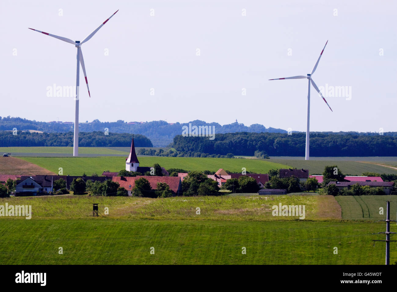 Des éoliennes en zone résidentielle rurale - Région Hesselberg, bavière/Allemagne Banque D'Images