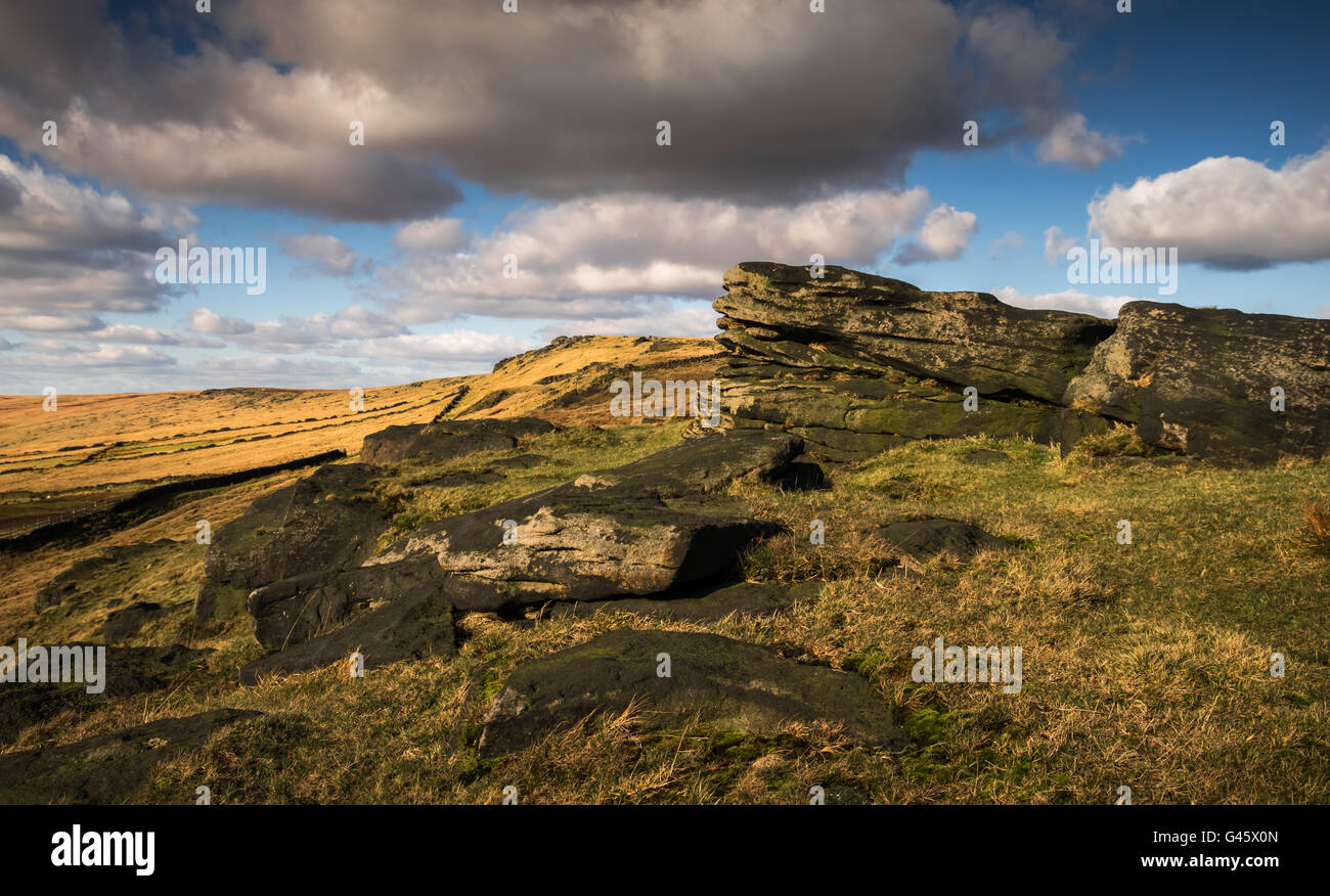 Millstone Edge, où la Pennine Way croise à damiers, Marsden sur la frontière Saddleworth Moor Banque D'Images