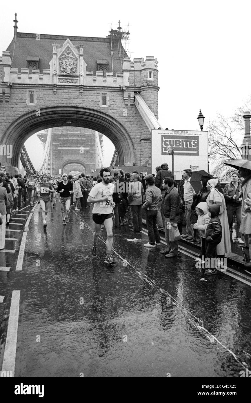 Les concurrents traversent Tower Bridge pour atteindre la demi-étape du 1er marathon de Londres. Banque D'Images