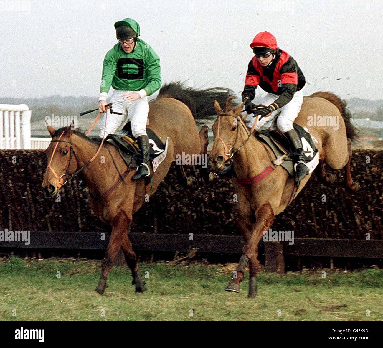 Double Symphony (à droite) Jamie Osborne, up, sort le dernier avant de continuer à gagner le Mitsubishi Shogun Spirit Steeple Chase par trois longueurs et demi de Dancing Paddy, David Walsh à Newbury aujourd'hui (samedi). Photo de Fiona Hanson/PA News. Banque D'Images