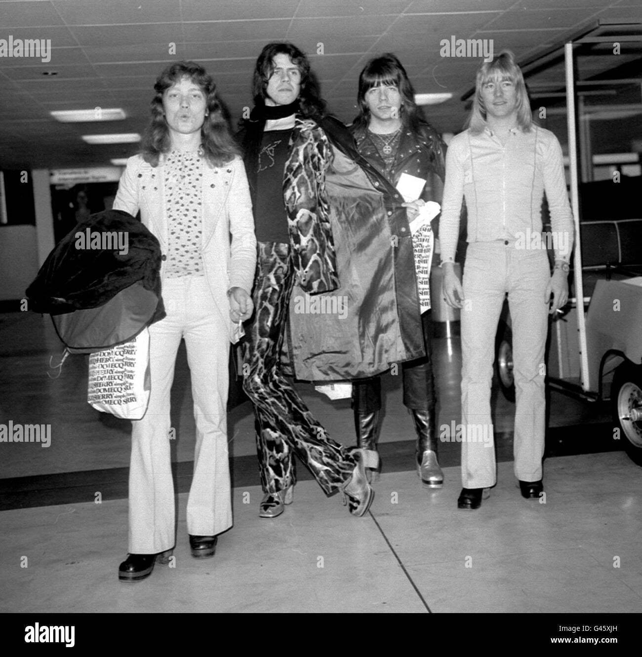 10/02/1997: Mort ce jour-là, Brian Connolly, chanteur principal du groupe Glam Rock des années 70, Sweet Thit band Sweet (l/r) Steve Priest, Mick Turner, Andy Scott et Brian Connolly. Connolly, chanteur principal du groupe, est décédé tôt aujourd'hui (lundi), âgé de 52 ans, a déclaré un ami. * 14/02/02 Turner, le batteur du groupe, meurt, âgé de 54 ans, après une bataille de cinq ans contre la leucémie. Connolly, chanteur principal du groupe, meurt en 1997, à l'âge de 52 ans. Banque D'Images