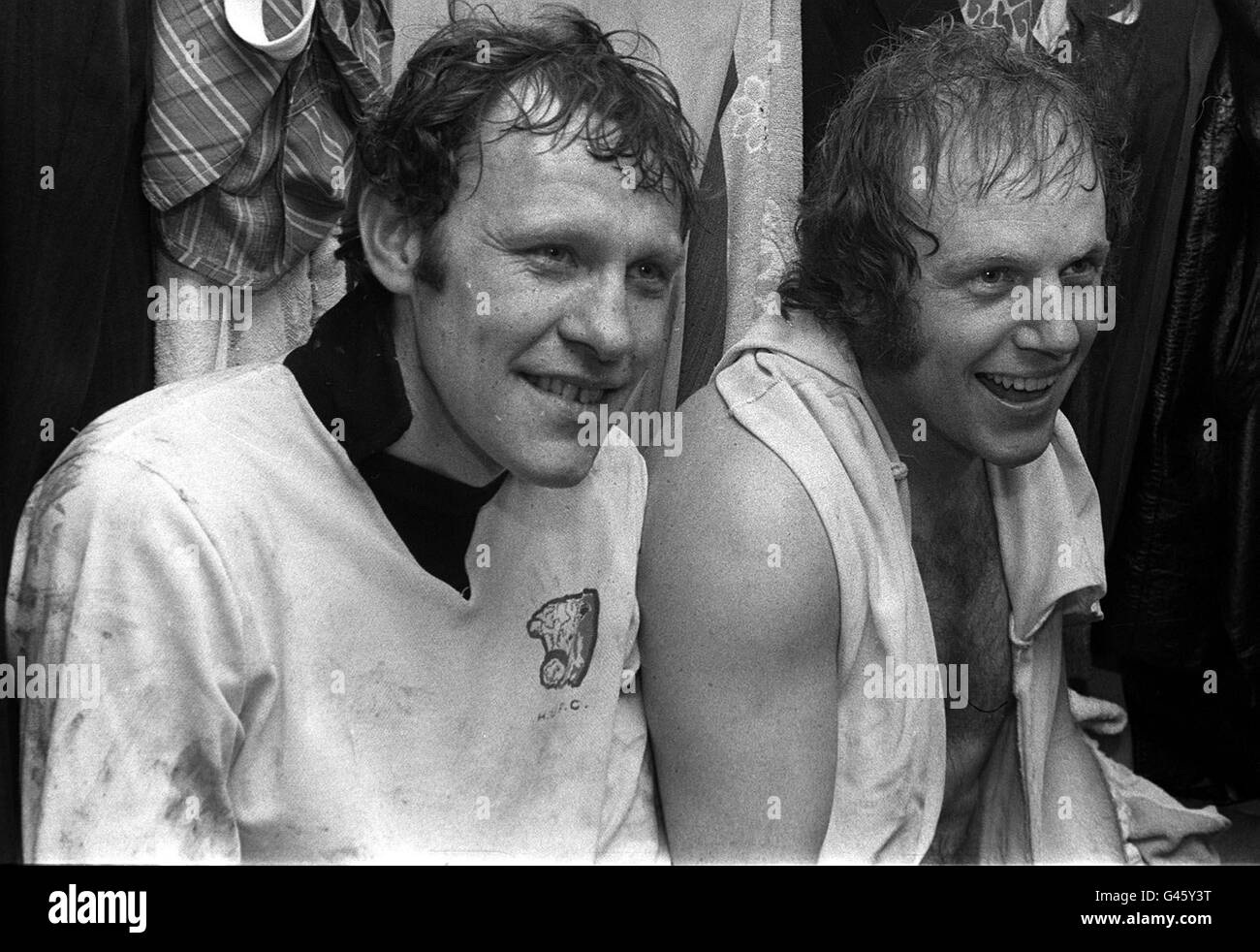 Dossier de la bibliothèque 155789-6 daté du 6.2.72 des buts de Hereford United F.C Ron Radford (l) et de Rickey George dans son dressing après qu'ils ont stupéfait le monde de football en battant Newcastle United 2-1 dans une troisième répétition ronde il y a 25 ans.Un fan de longue date a réussi à retrouver les 13 membres de l'équipe de non-ligue alors, ils se rencontreront ce week-end pour reminice sur la meilleure heure du club.Photo par PA.Voir PA Story SOCCER Hereford Banque D'Images