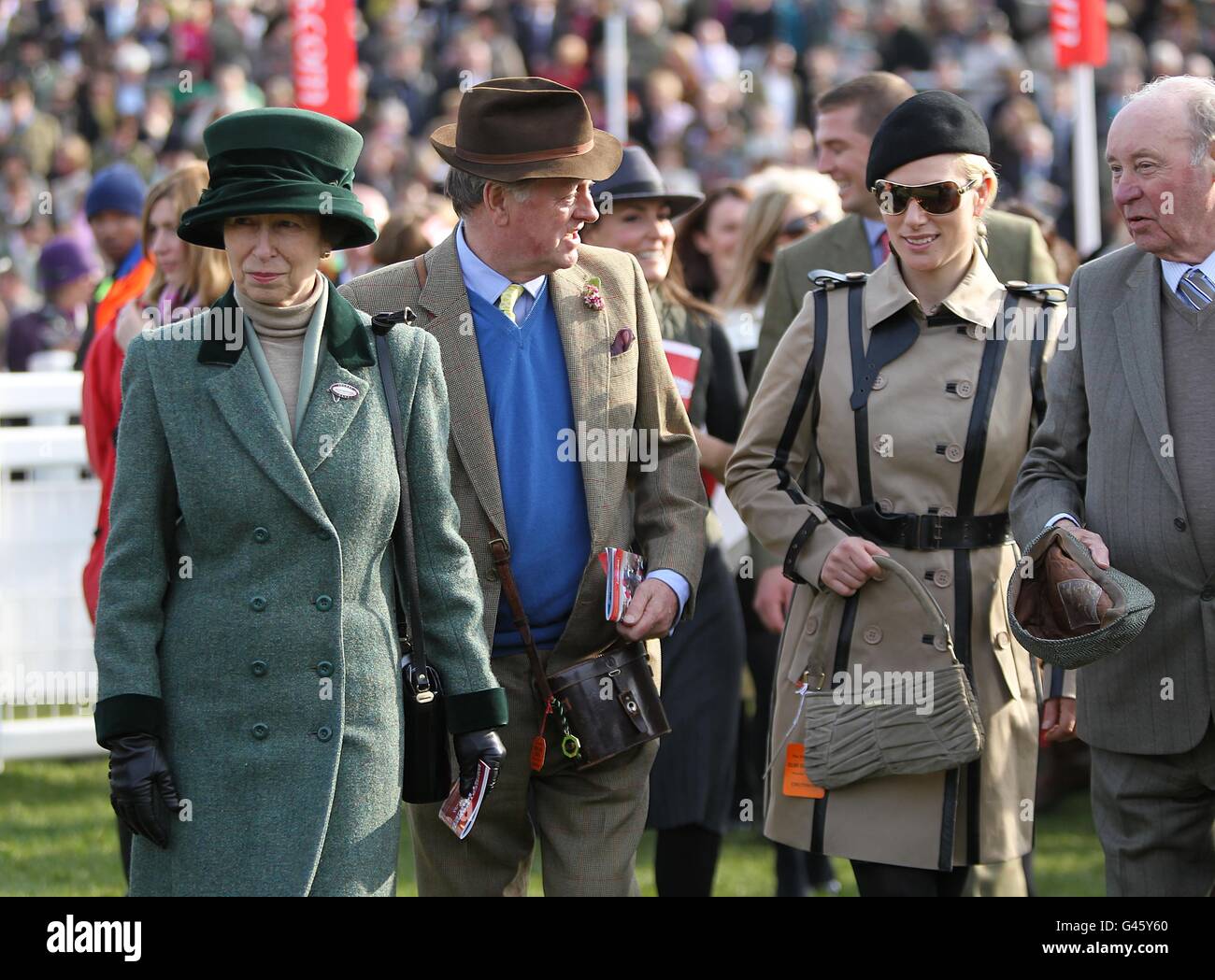 La princesse Royale (à gauche) et sa fille Zara Phillips (deuxième à  droite) dans l'enceinte des gagnants le jour de la St Patrick, pendant le  Cheltenham Festival Photo Stock - Alamy